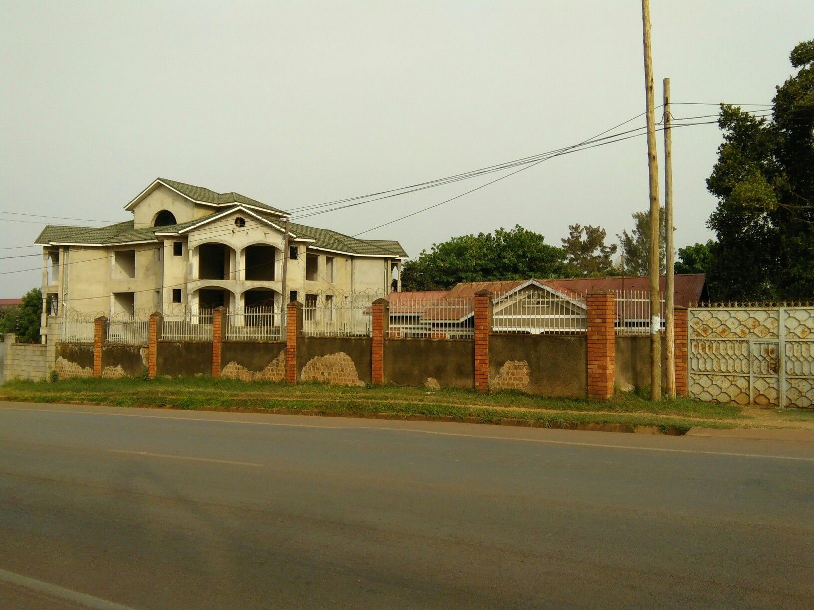 Thursday (4/1/2018) : -Plush palatial bungalow houses in Entebbe ...