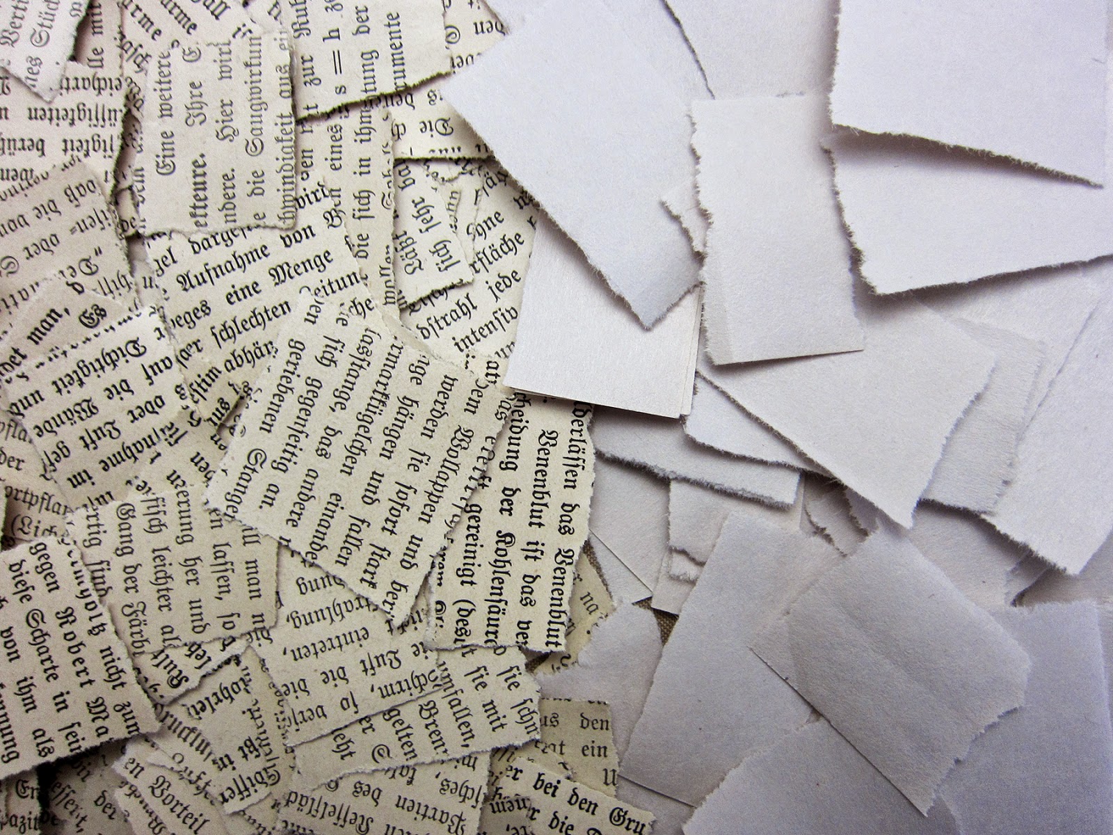 газеты и письма лежали на столе вперемешку