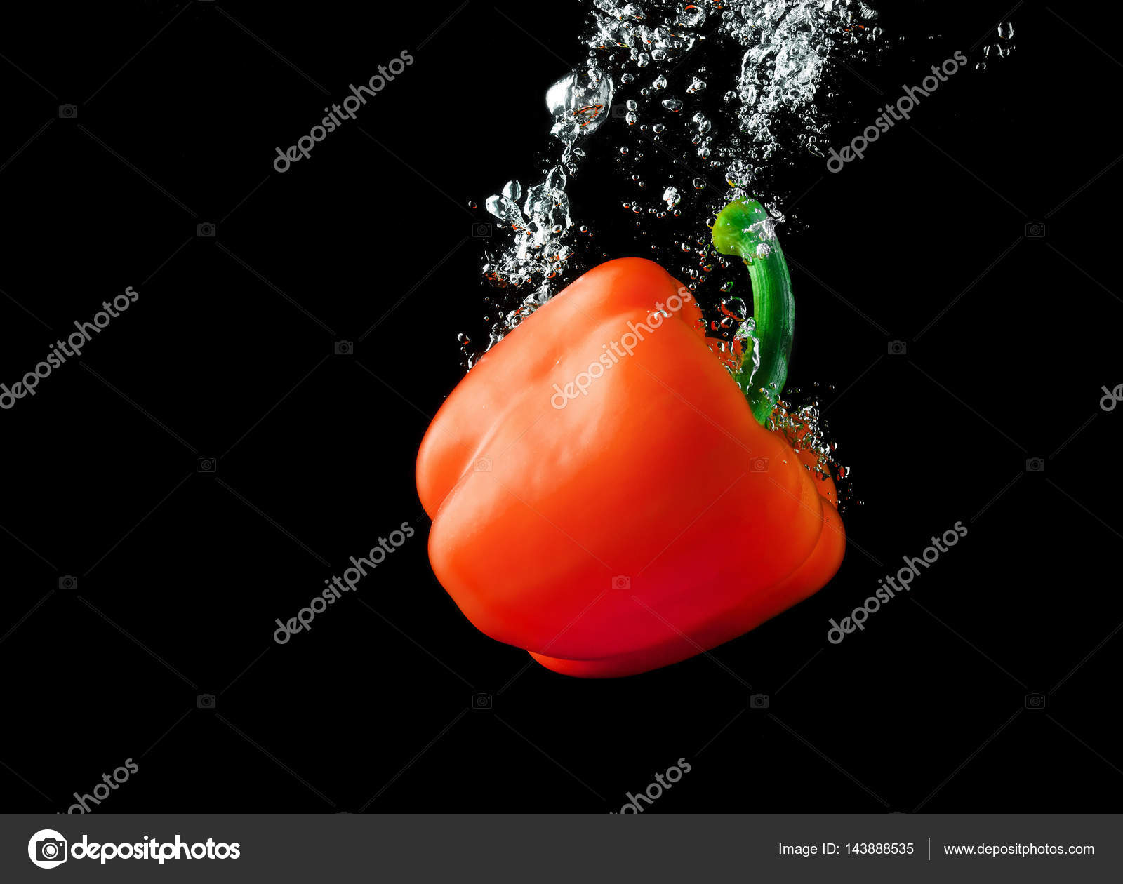 Red paprika in water — Stock Photo © Veresovich #143888535