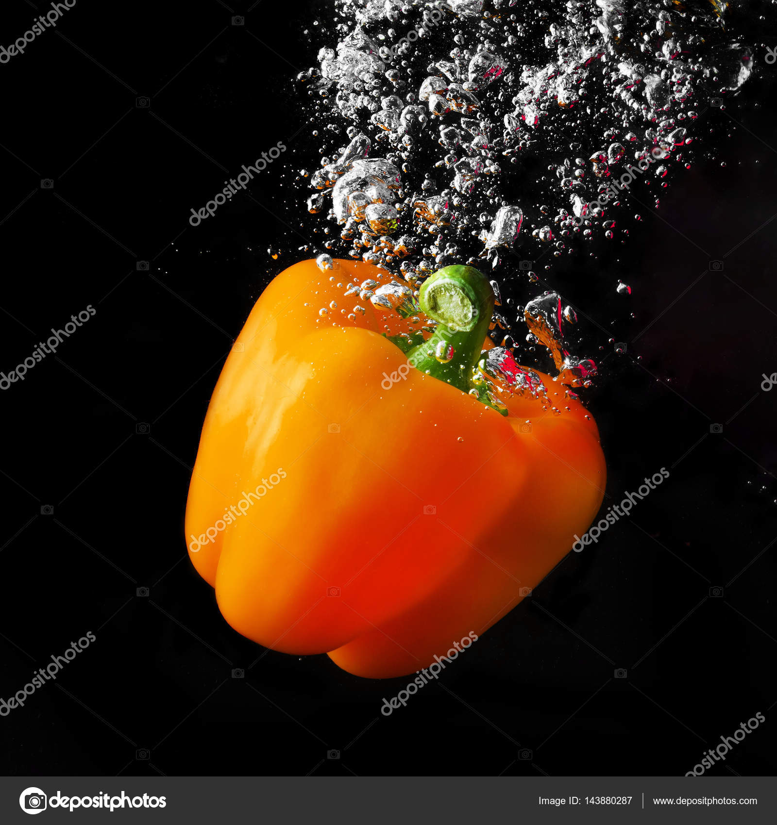 Orange paprika in water — Stock Photo © Veresovich #143880287