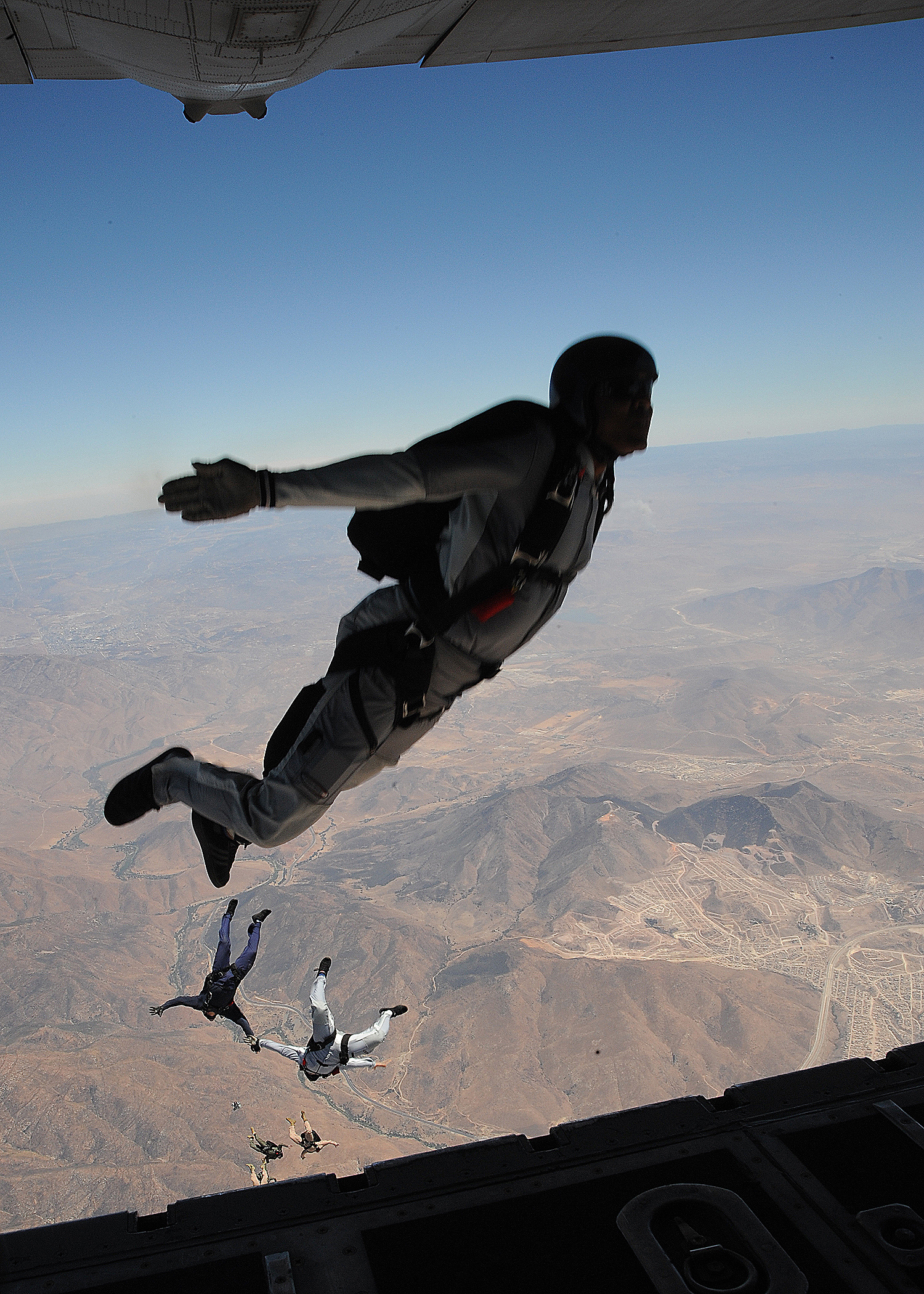 File:US Navy 080722-N-5366K-347 Freefall parachute jumpers leap from ...