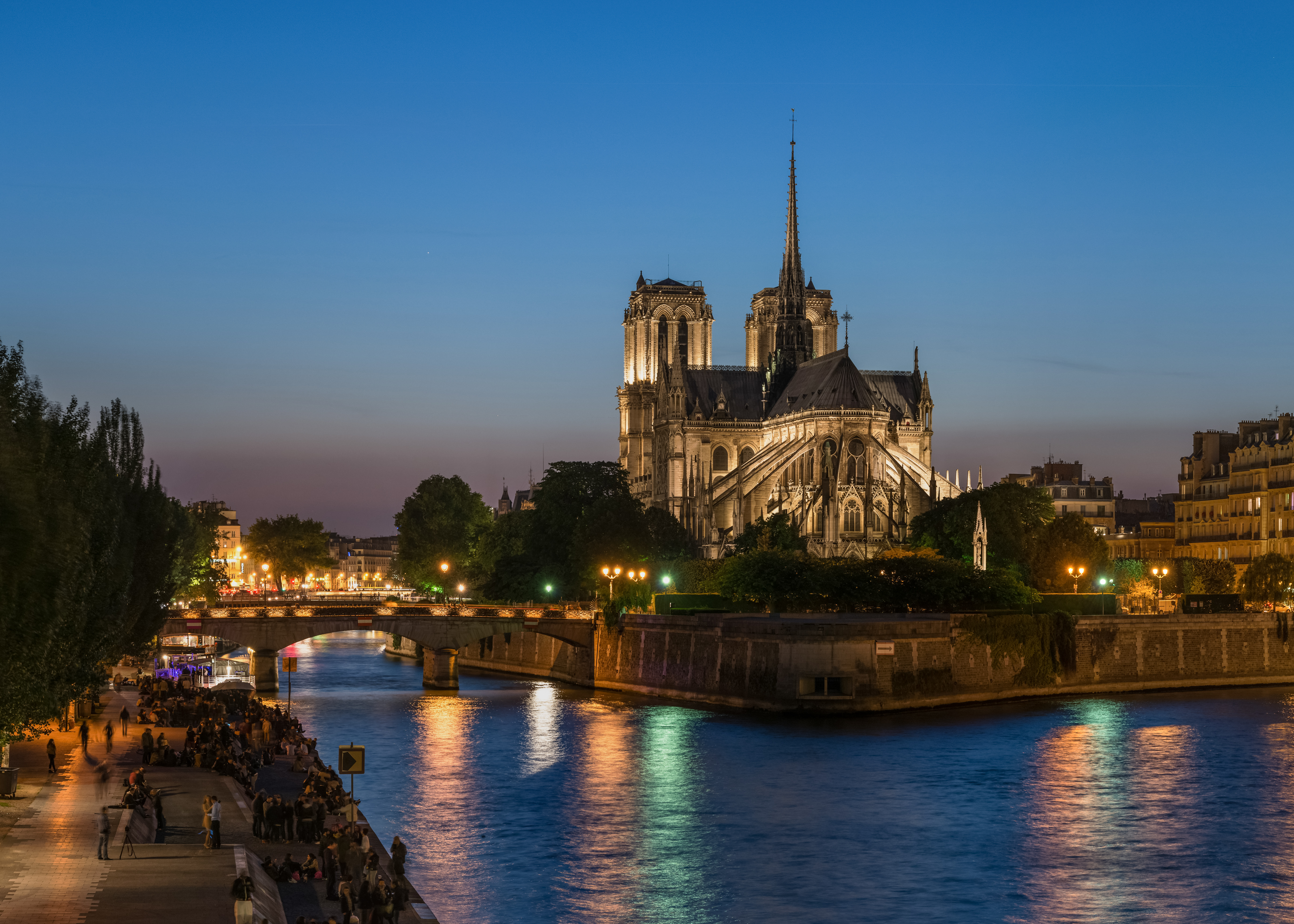 File:Notre-Dame de Paris and Île de la Cité at dusk 140516 alt.jpg ...