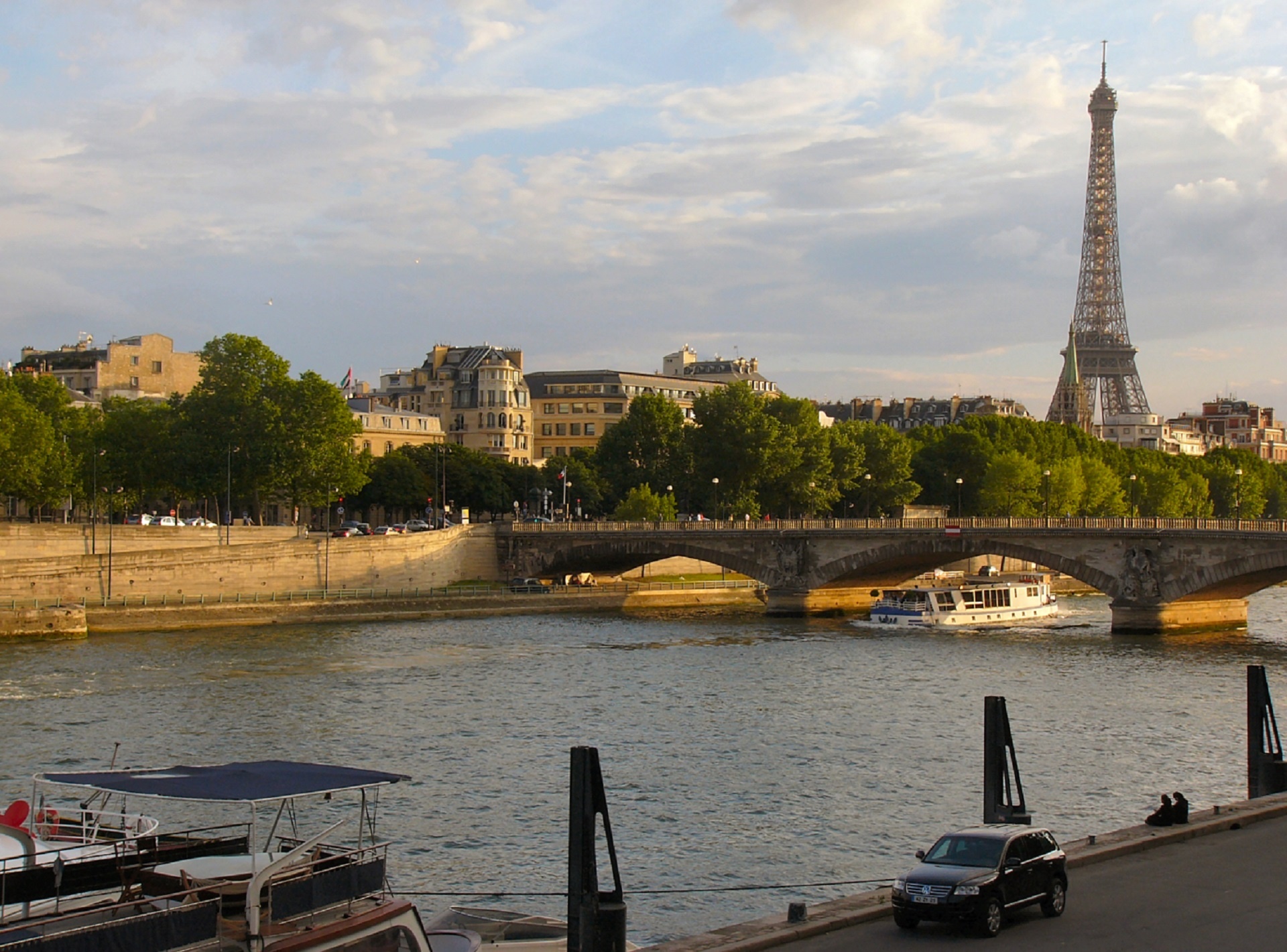 Какая река сена. Париж набережная Сены букинисты. Эйфелева башня река сена. Река сена в Париже. Река сена в Париже с видом на Эйфелеву башню.