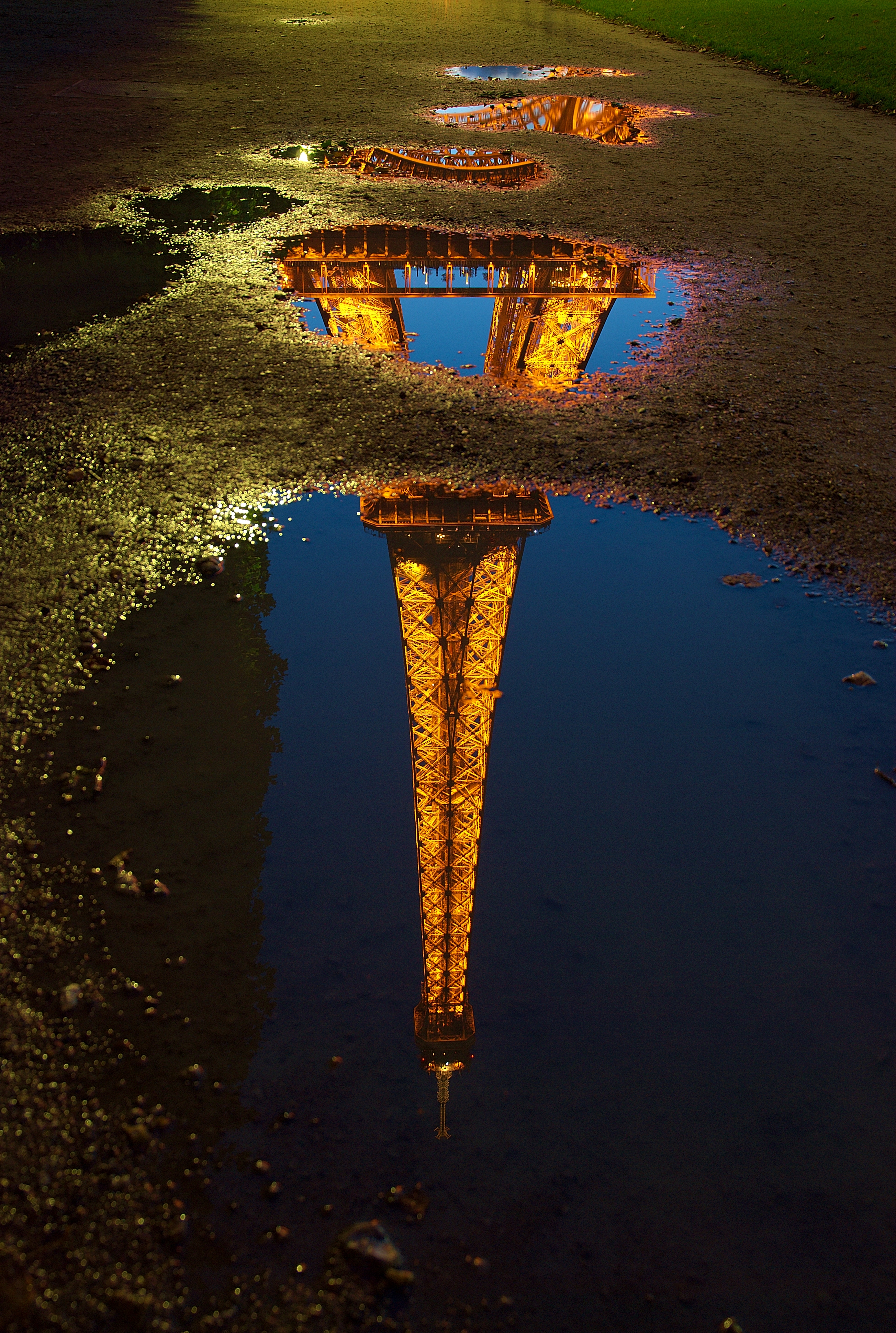 File:Reflet-tour-Eiffel-Paris-Luc-Viatour.jpg - Wikimedia Commons