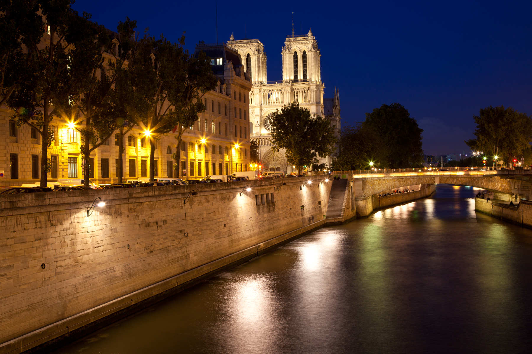 Paris sur seine twilight photo