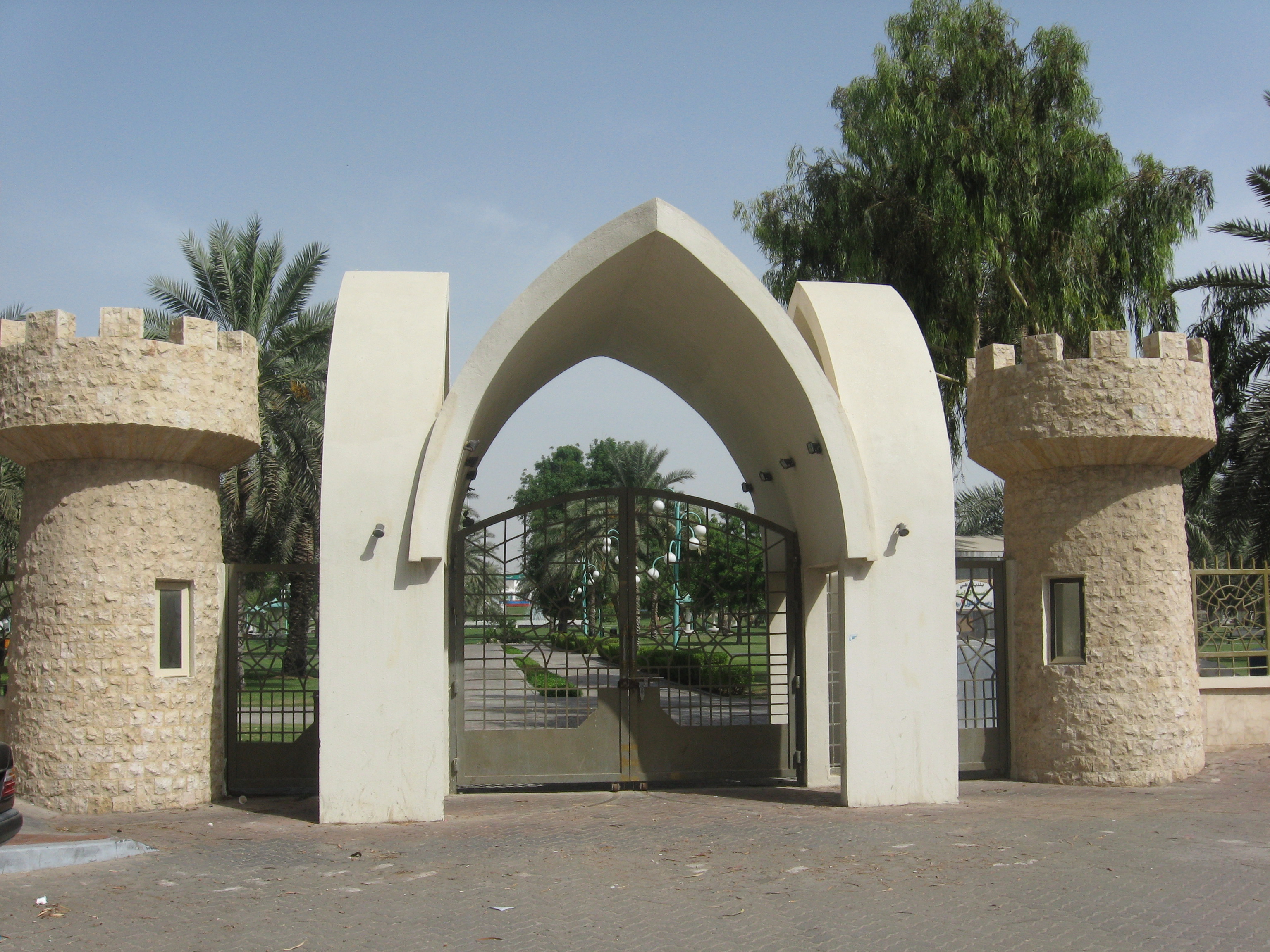 File:Park entrance in Abu Dhabi 01 977.JPG - Wikimedia Commons