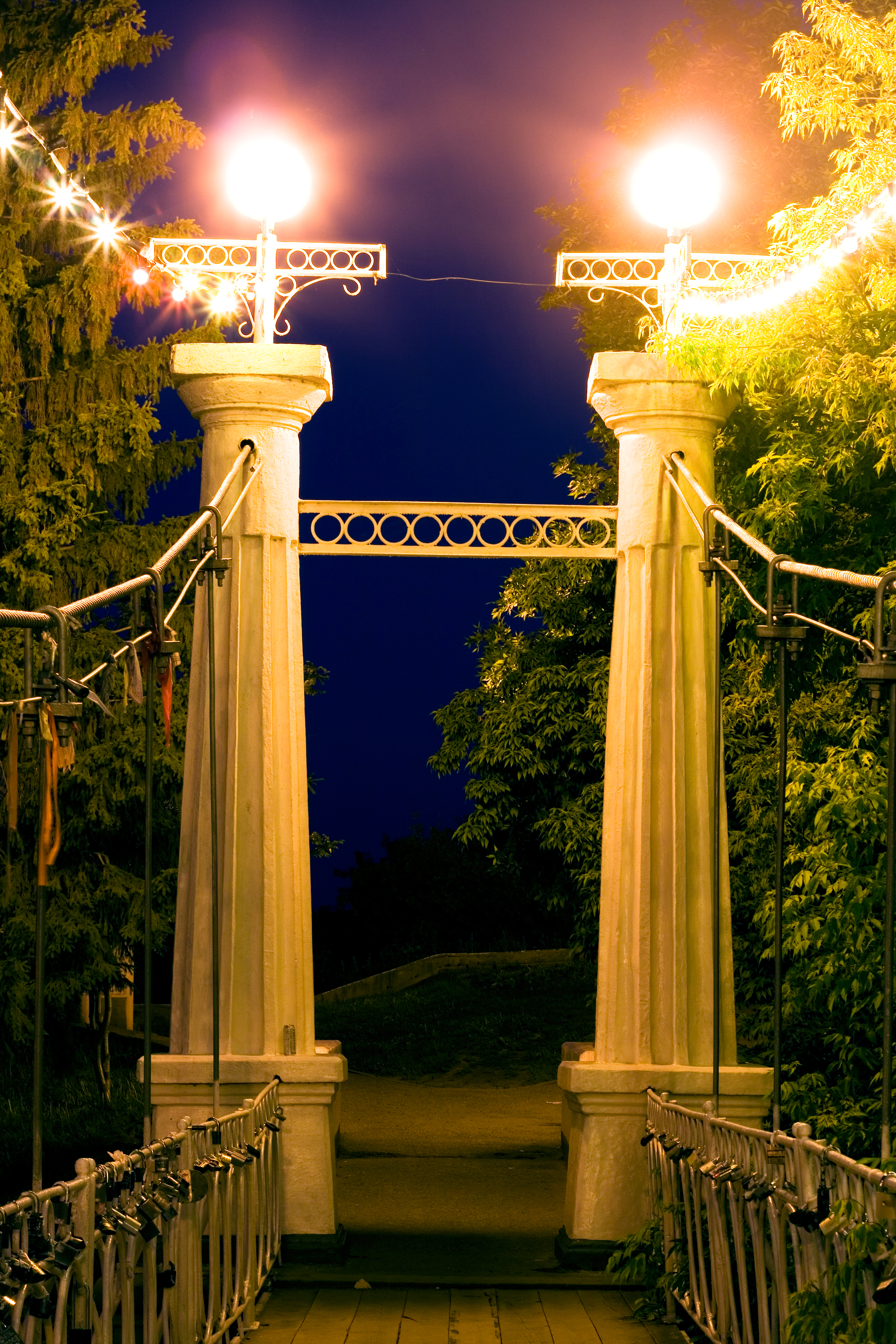 Иллюминация на Столбах. Ретро столбы. Динамические столбы в парке. Уличный мост. Park scene