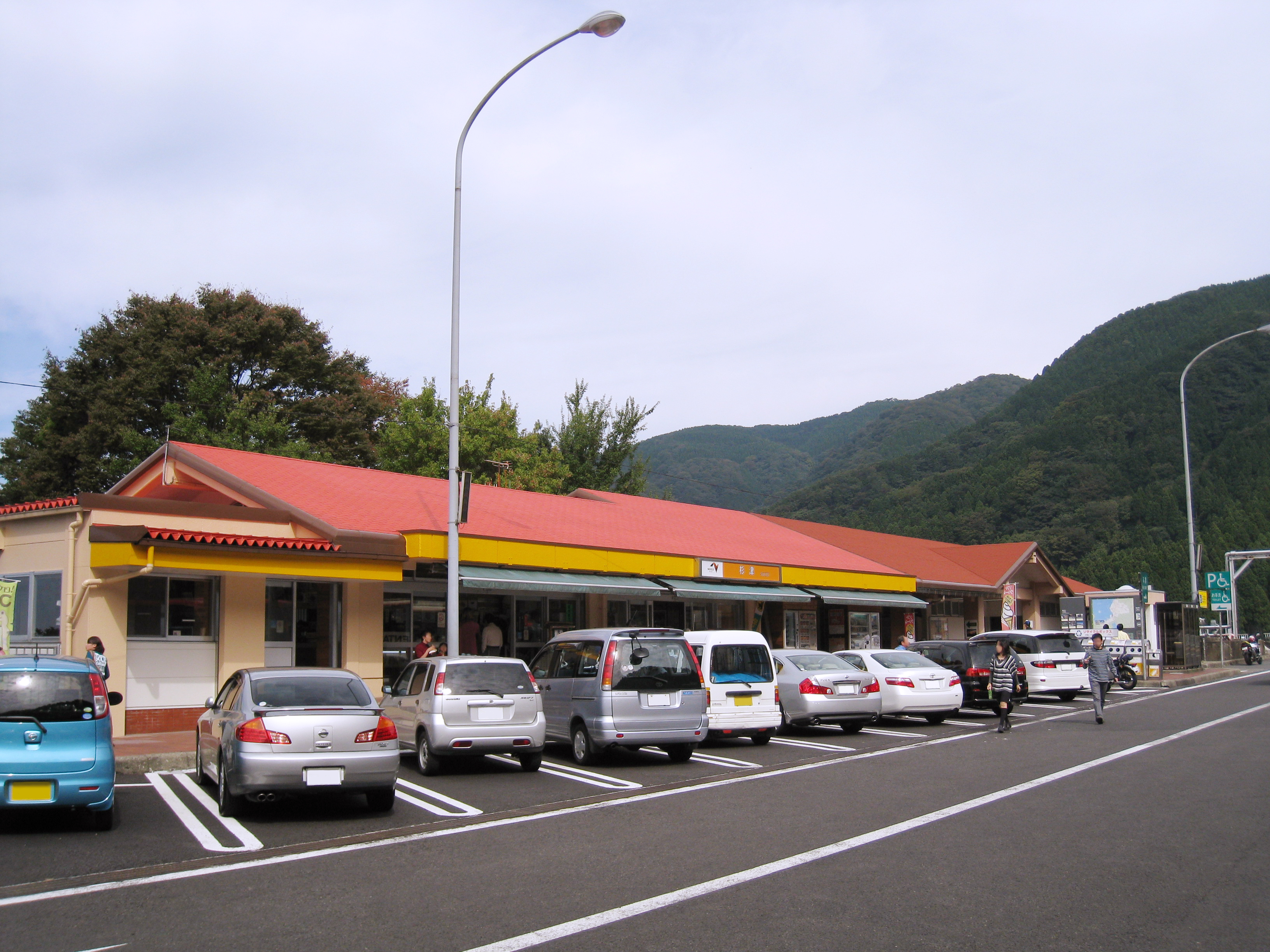 File:Suizu Parking Area 2.jpg - Wikimedia Commons