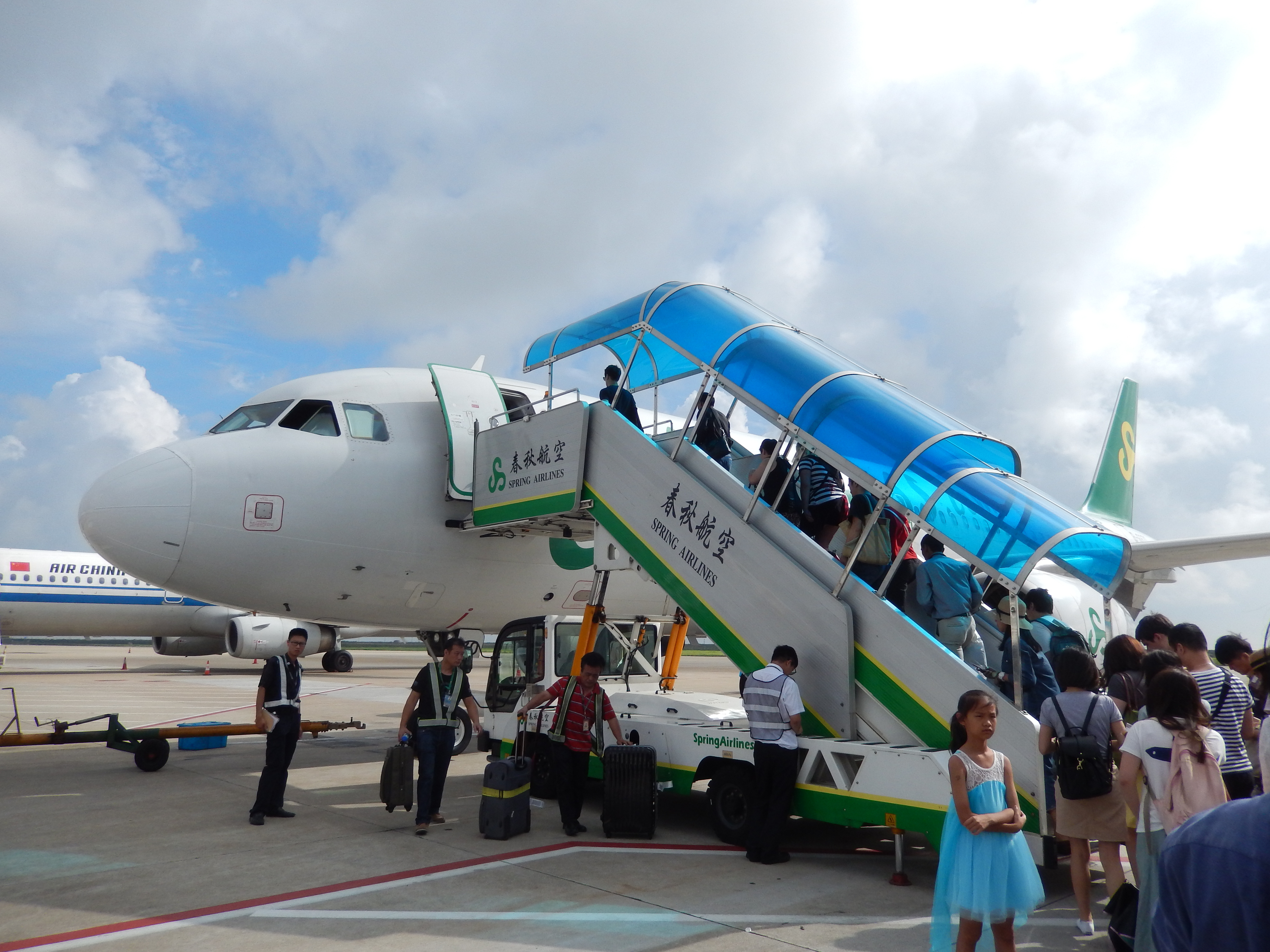 File:Spring Airlines aircraft with passenger boarding stairs @ PVG ...