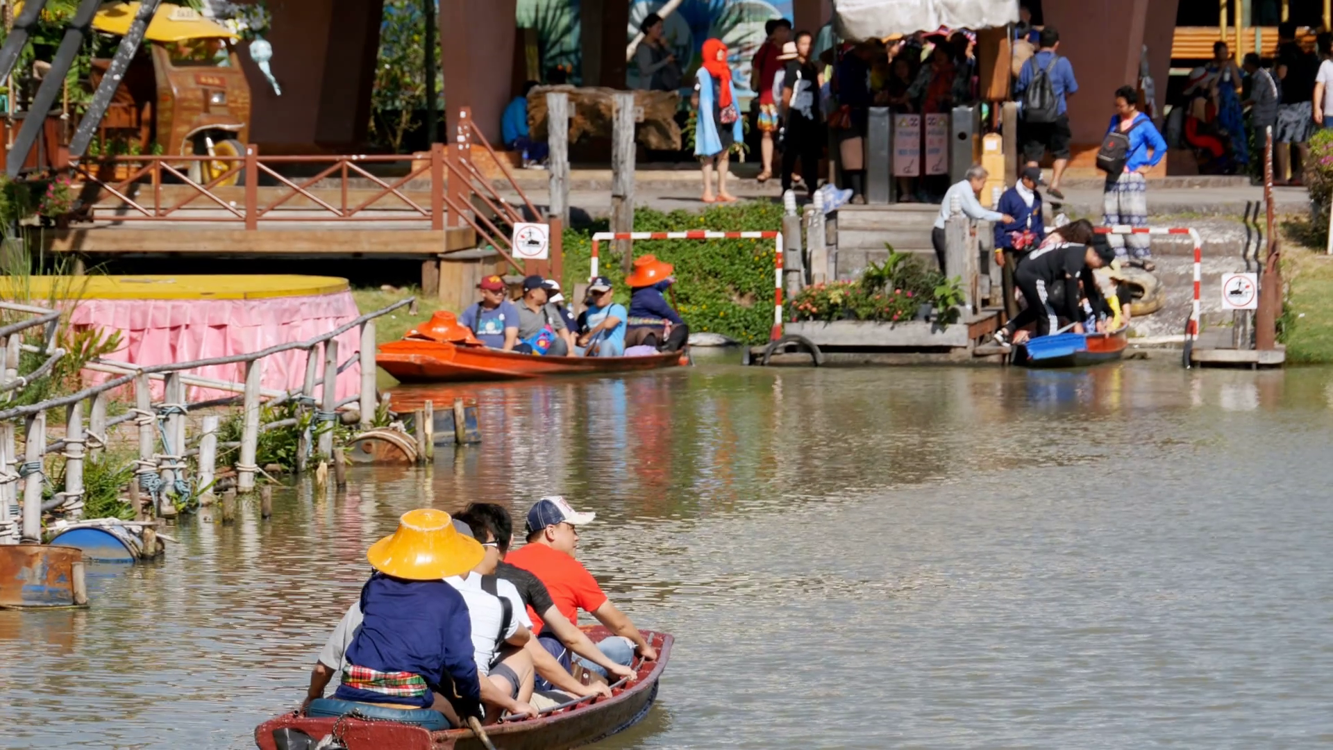 Pattaya Floating Market. Small Tourist Wooden Boat moving along the ...
