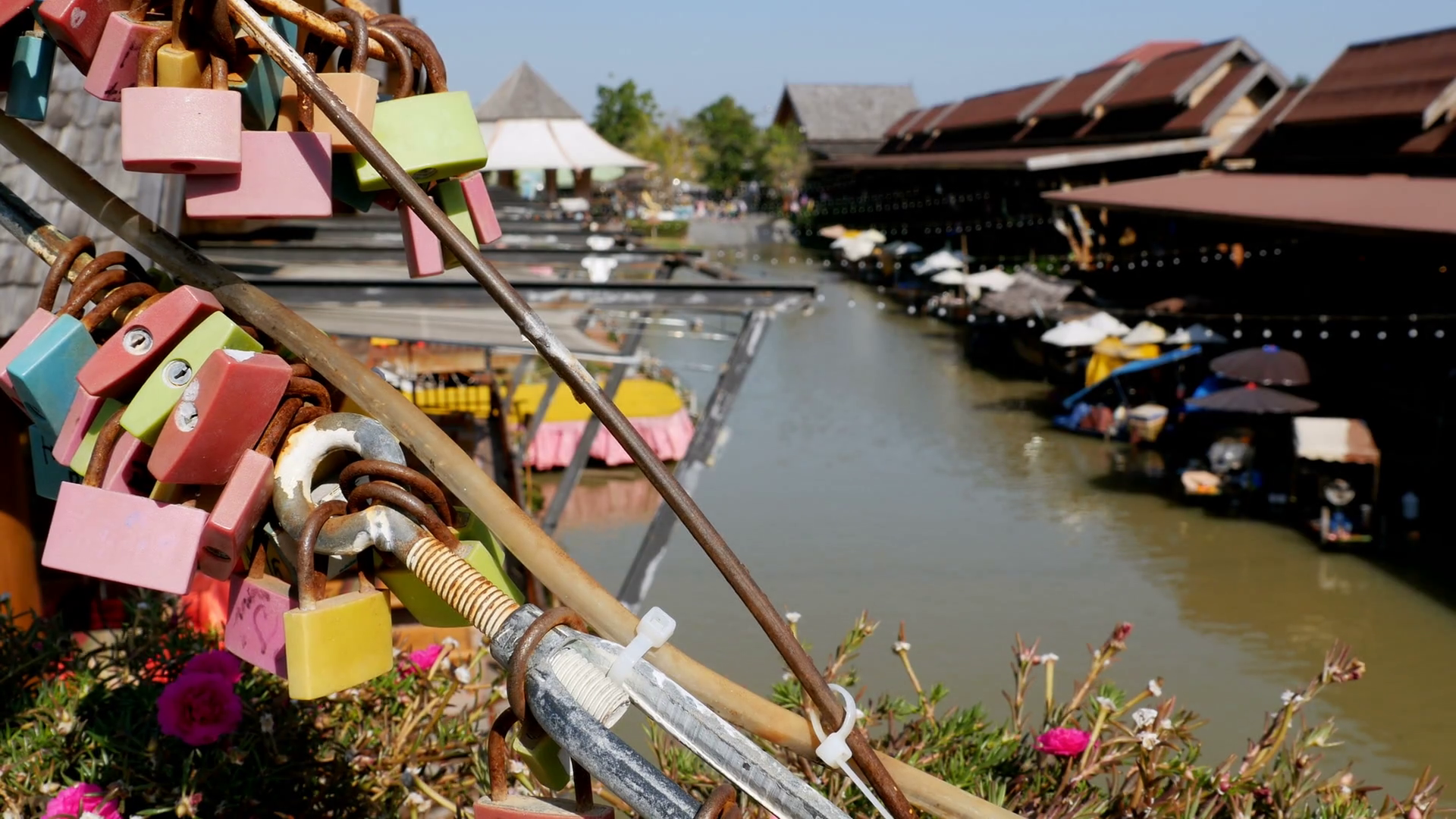 Pattaya Floating Market. Tourist Wooden Boat moving along the Water ...