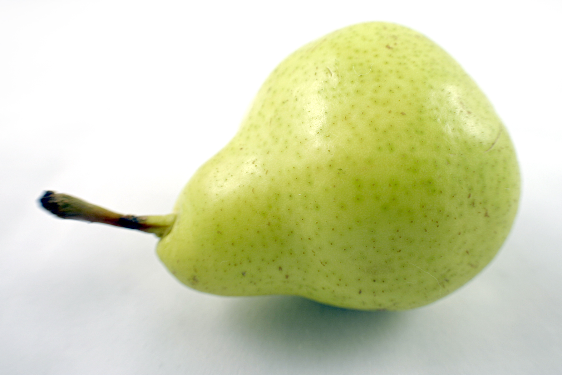 Pear 6. Груша Ларинская. Зеленая груша. Груша лежит. Груша на белом фоне.