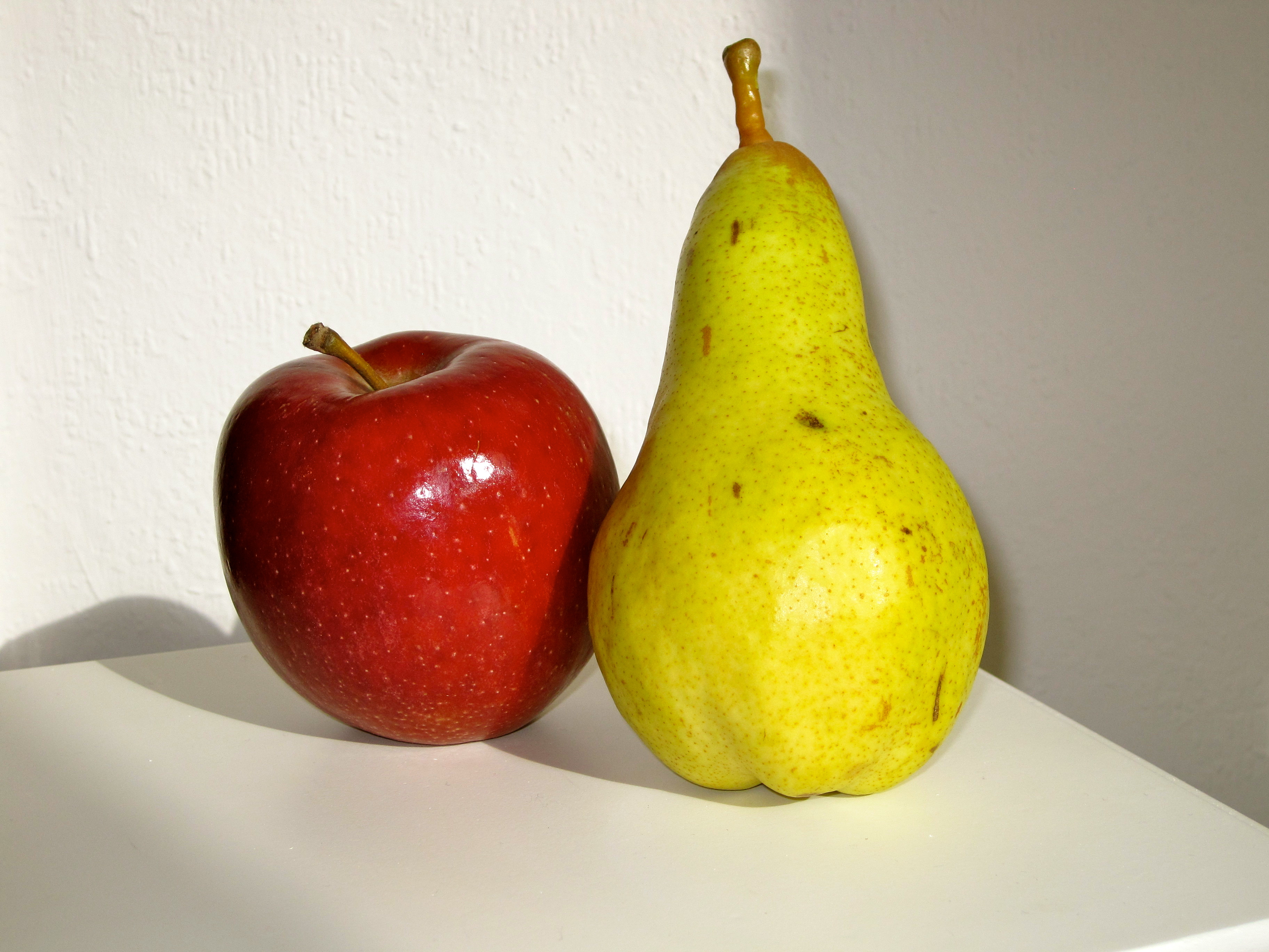 File:Apple and pear.jpg - Wikimedia Commons