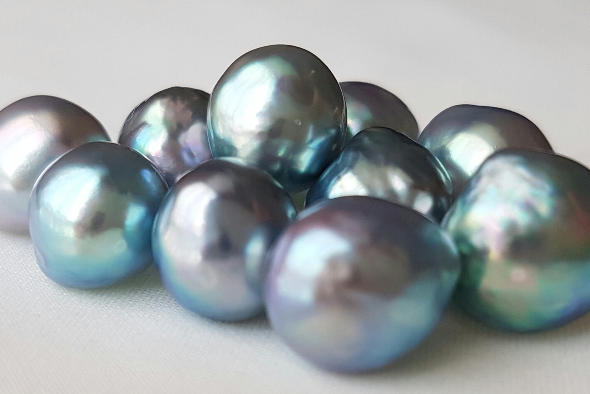 Baroque akoya pearls with a natural silver blue tone - Zylana