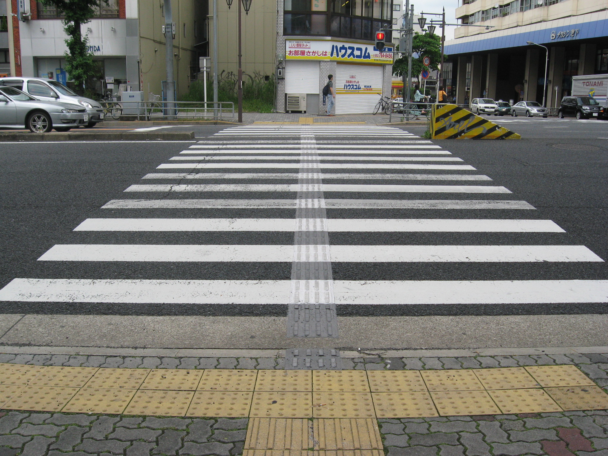 File:Pedestrian Crossing with Textured Paving Blocks.jpg - Wikimedia ...