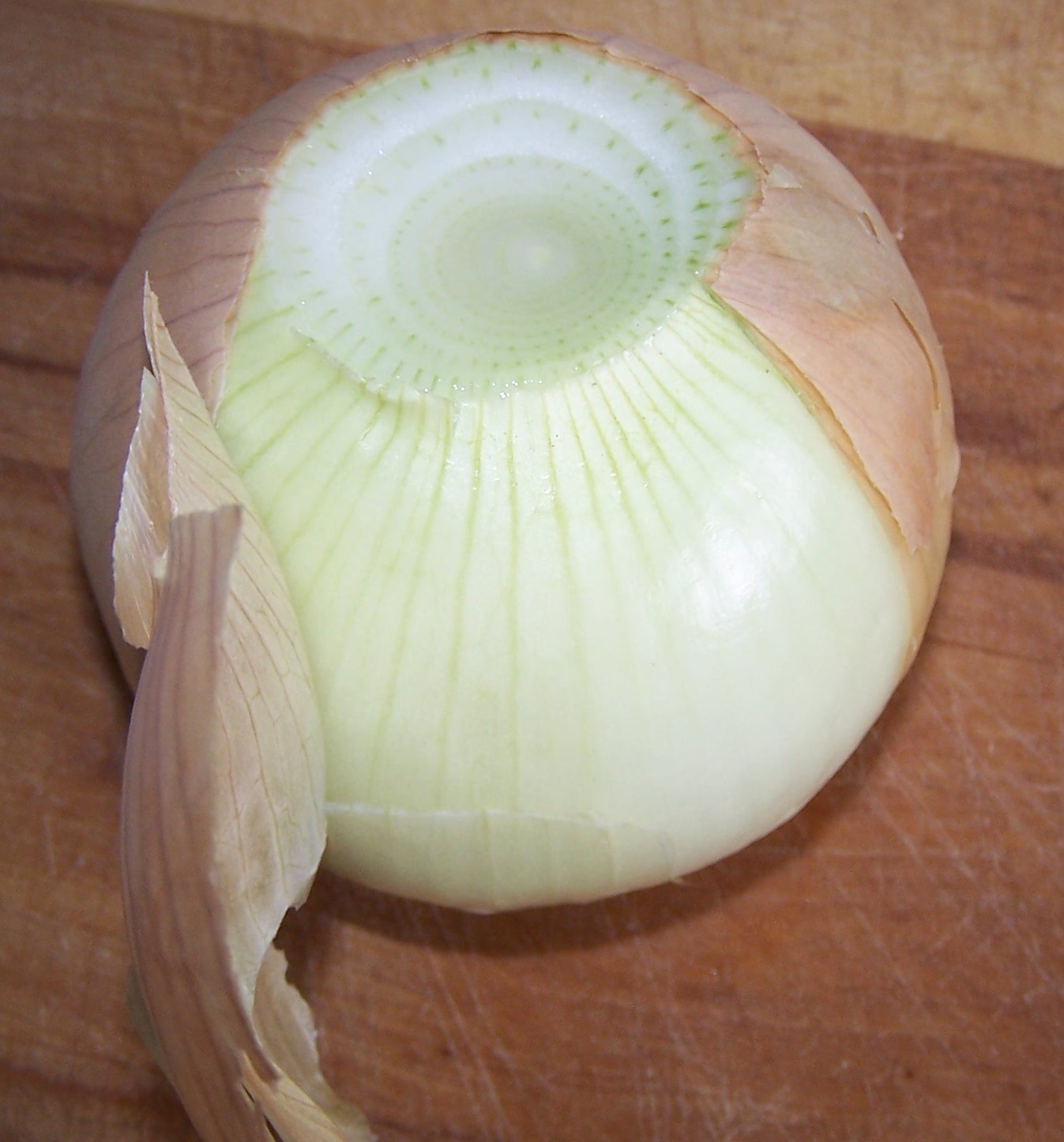Peeling onion photo