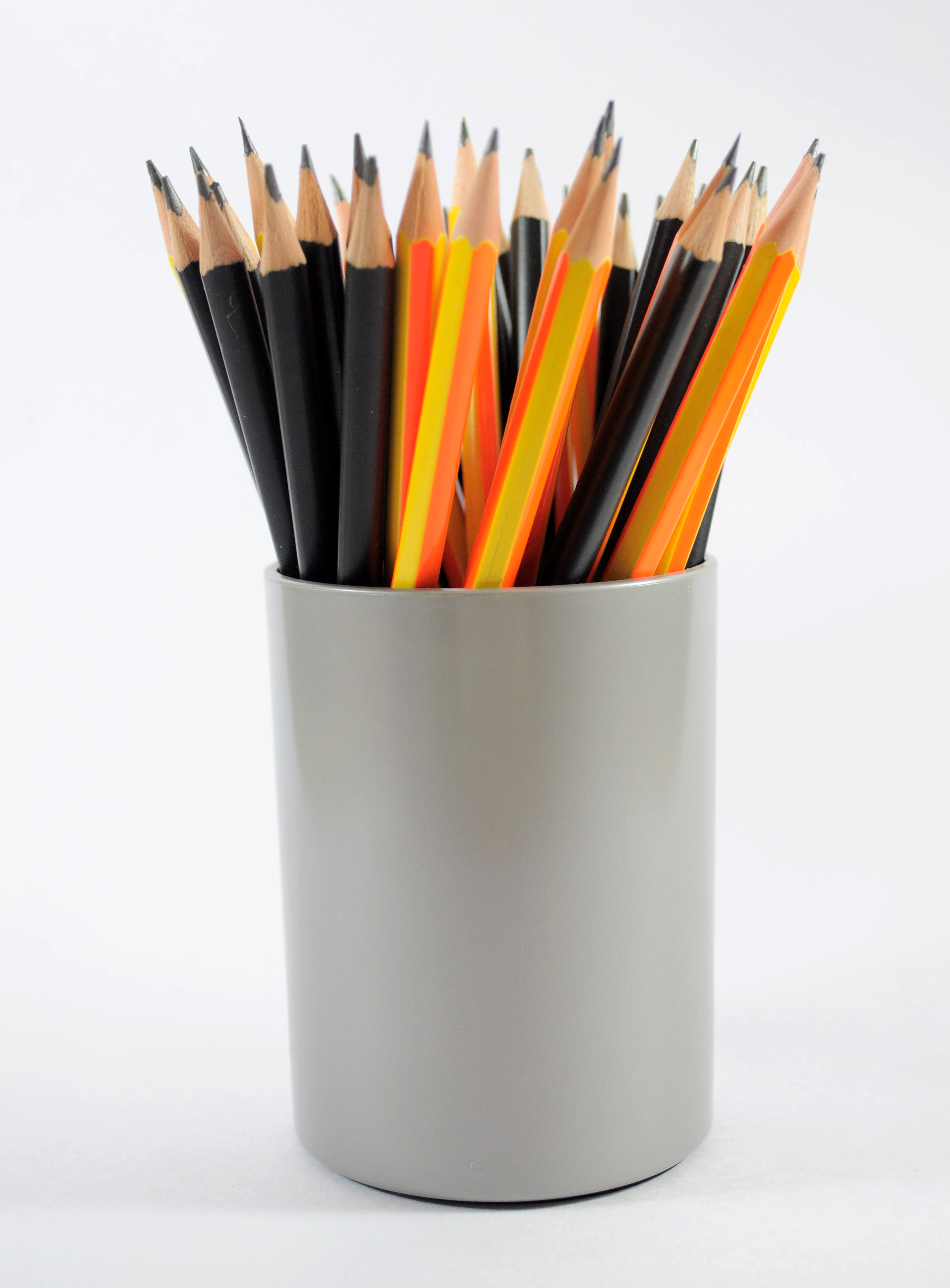 Pencil бесплатная. Карандаши в стакане. Стаканчик для карандашей. Карандашница с карандашами. Цветные карандаши в карандашнице.