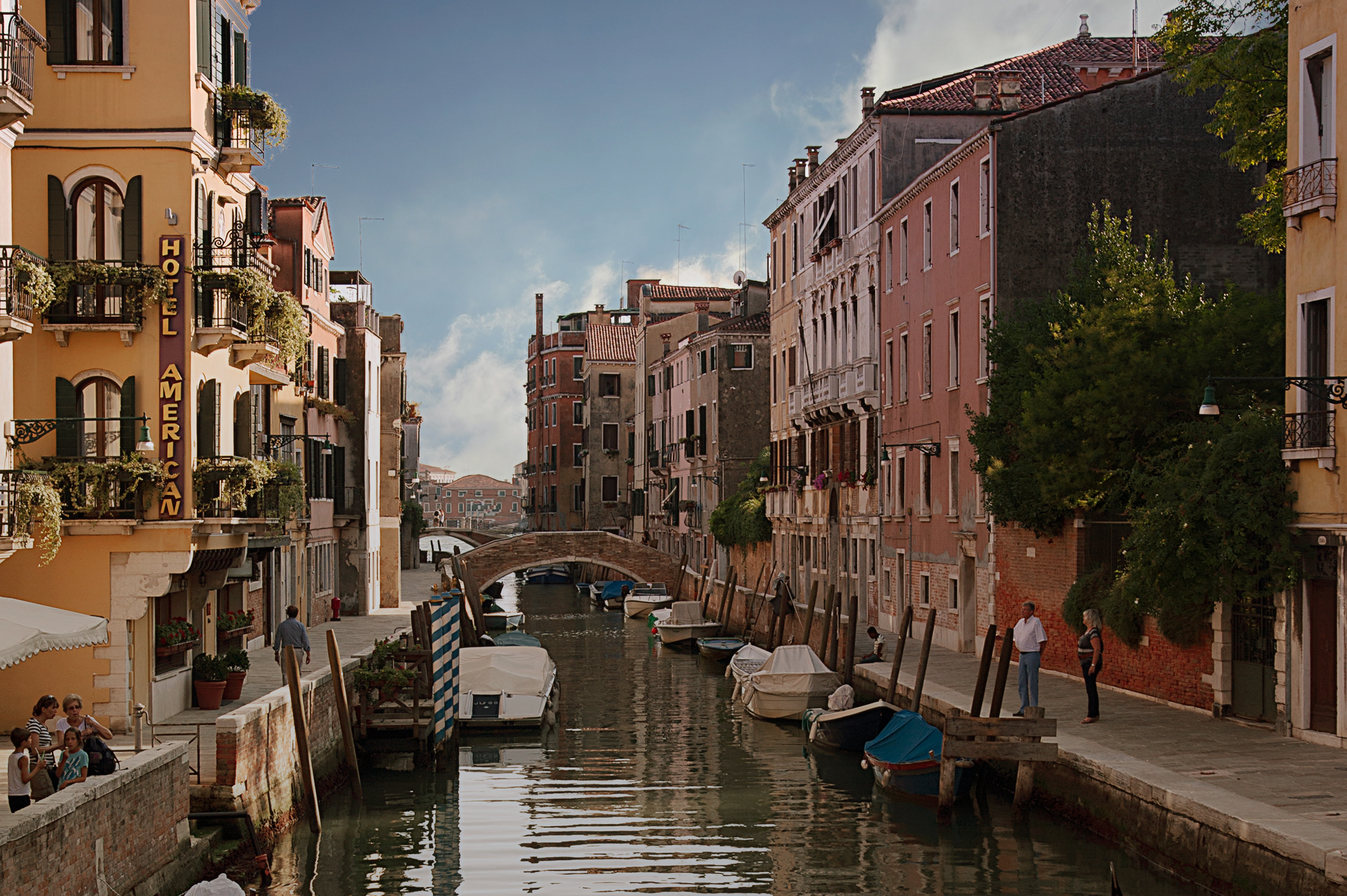 Street river. Река в городе. Прибрежные улочки. Улица с рекой. Венеция жилые районы.