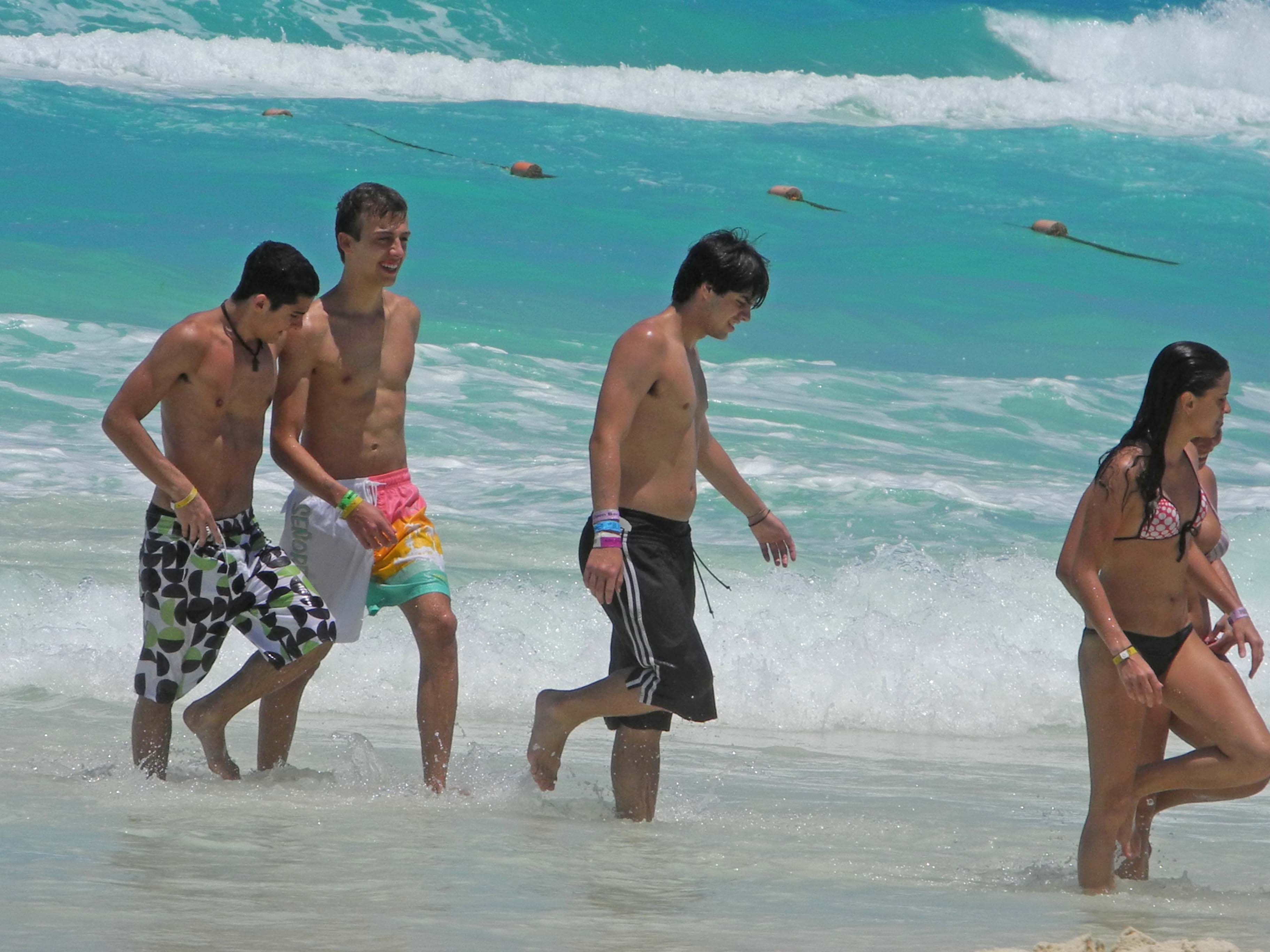 File:People on the beach, Fiesta Americana Condessa.jpg - Wikimedia ...