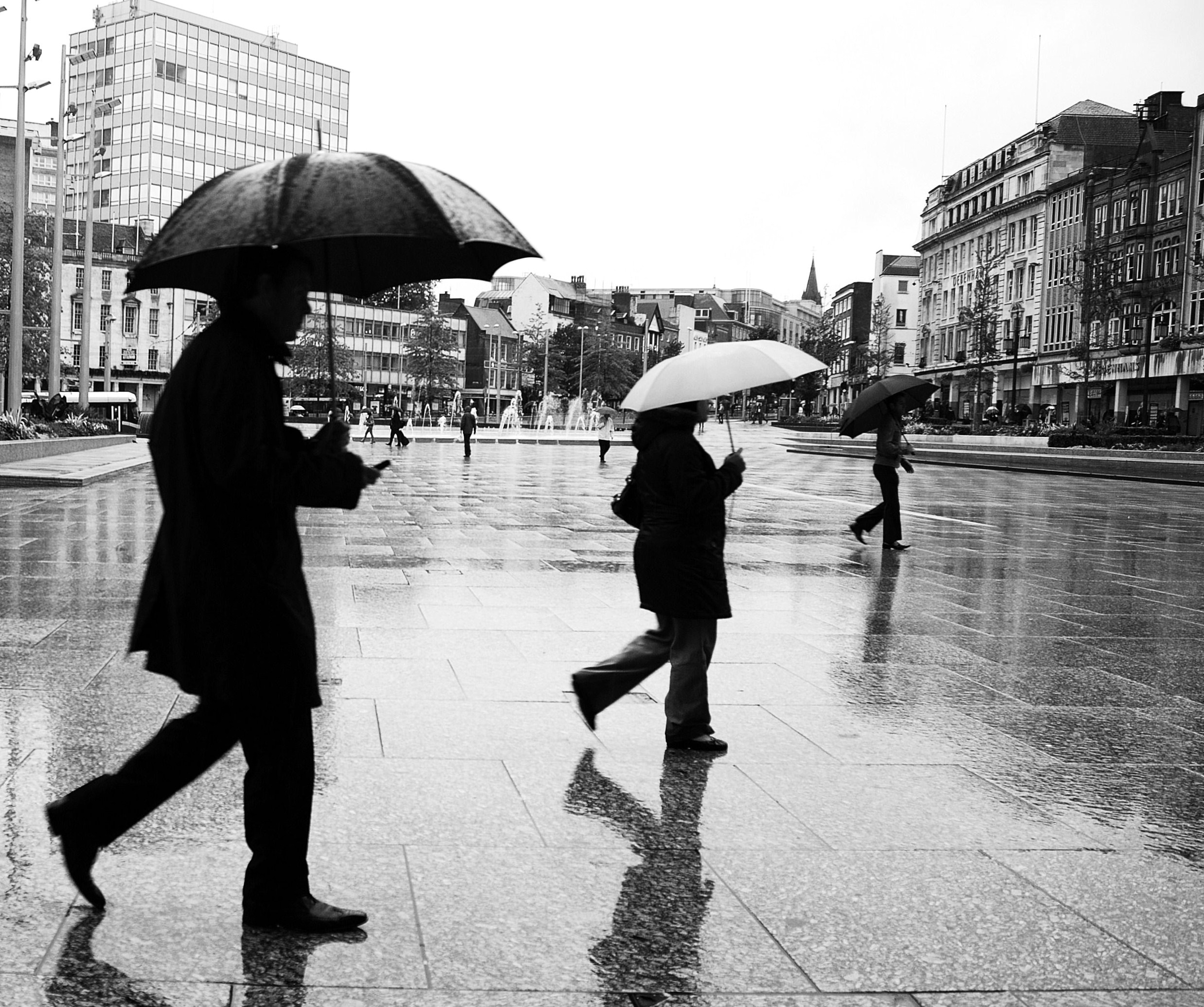 File:People with umbrellas in the United Kingdom.jpg - Wikimedia Commons