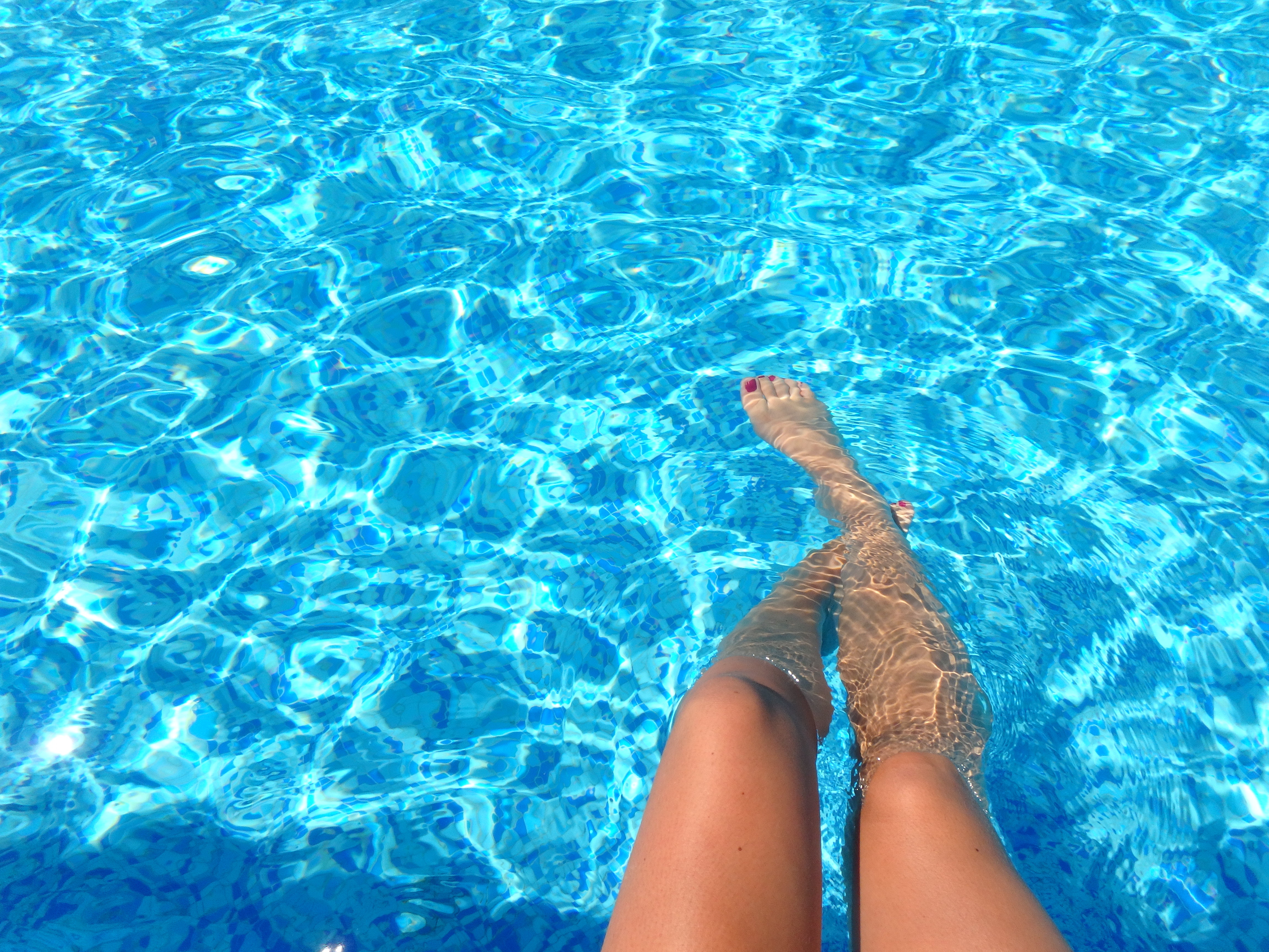 Девушка около бассейна. Ноги в бассейне. Ноги в бассейне девушка. Ноги у бассейна женские. Женщина в бассейне.