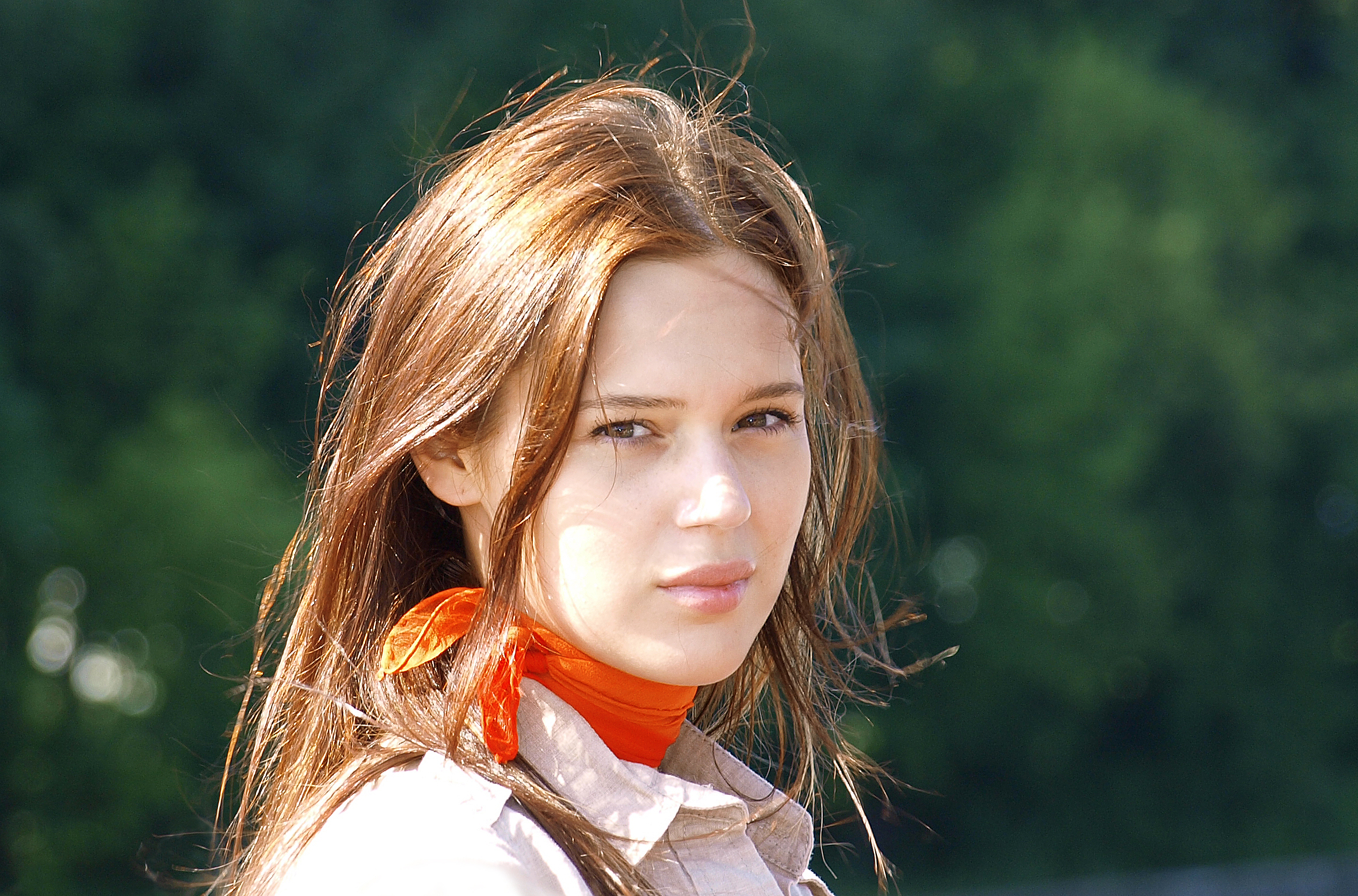 File:Woman with a light brown blouse and a red scarf.jpg - Wikimedia ...