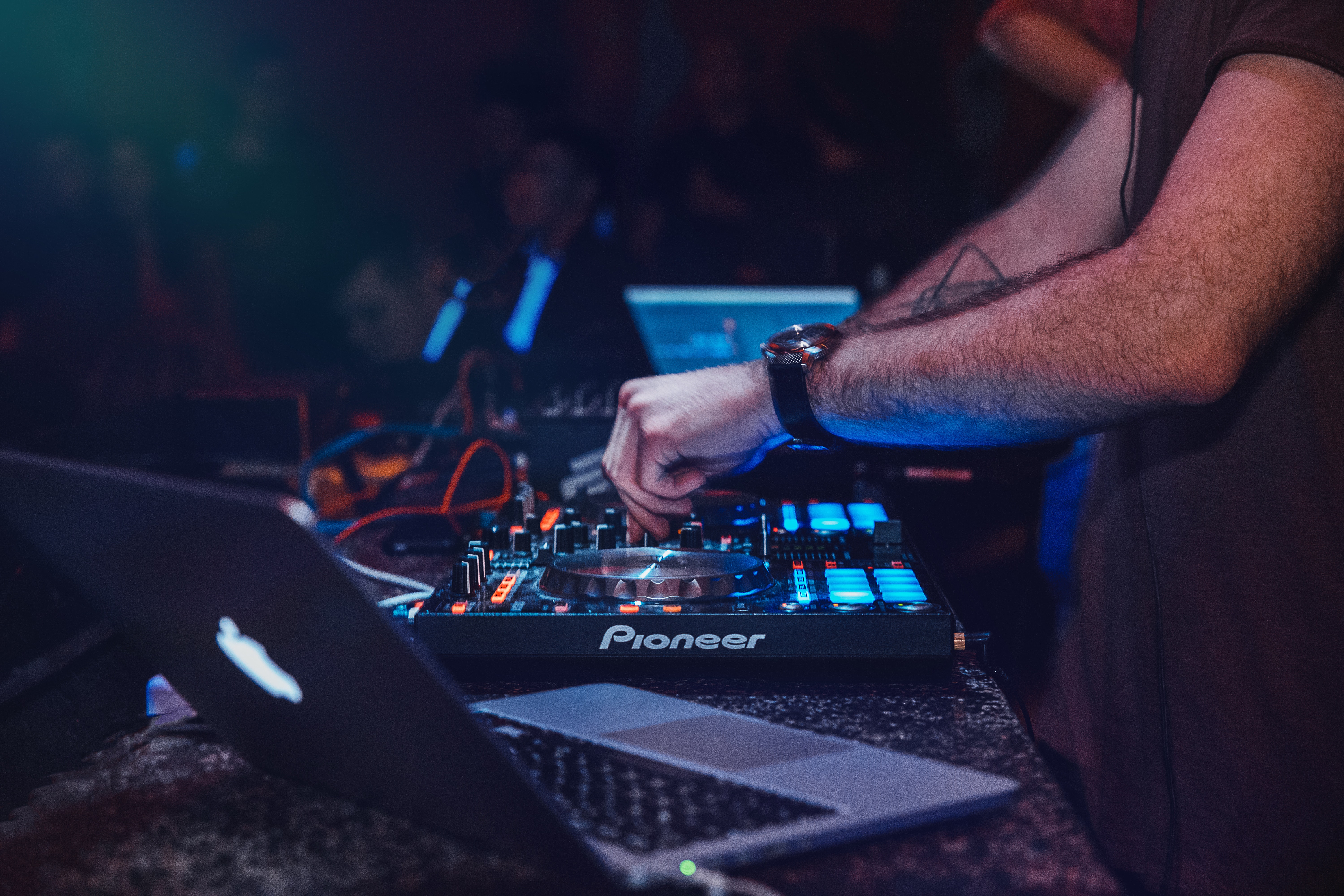 Person playing dj turntable photo