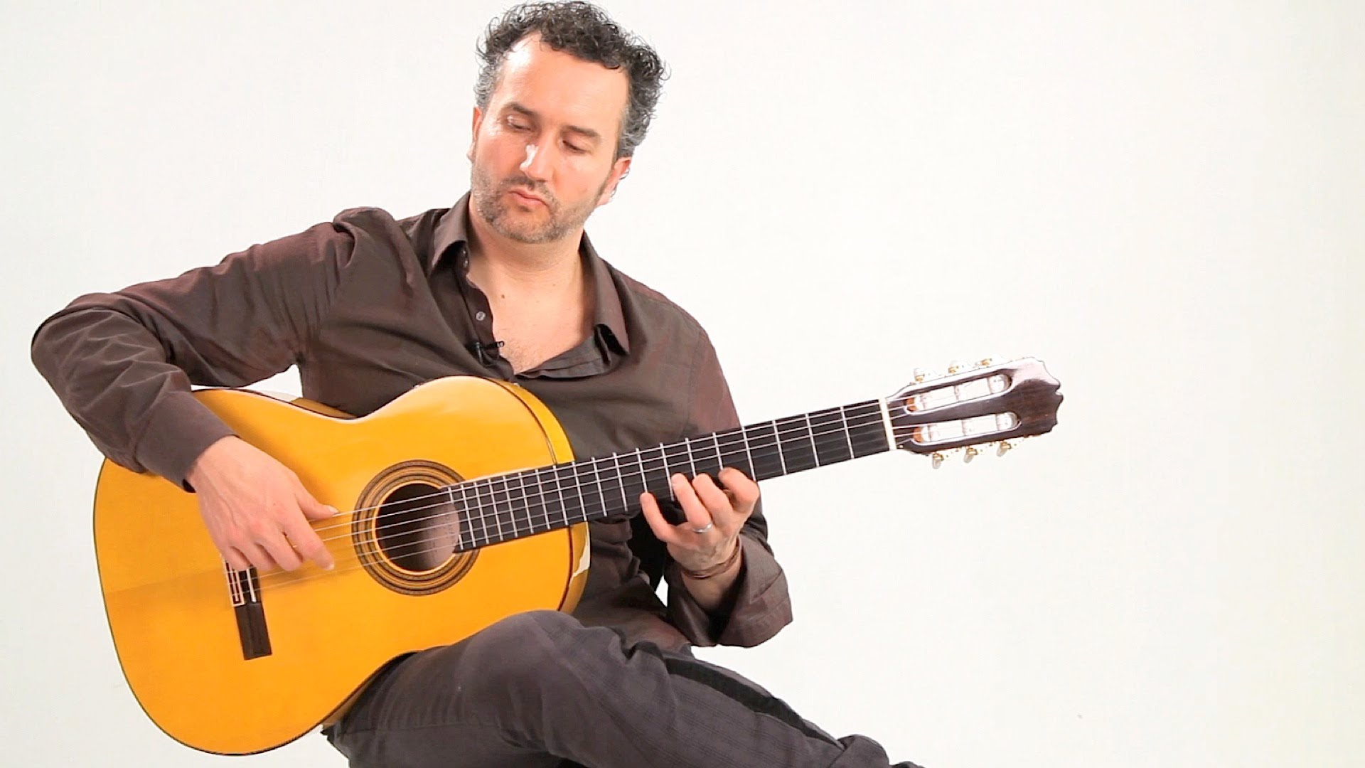 How to Hold a Flamenco Guitar | Flamenco Guitar - YouTube