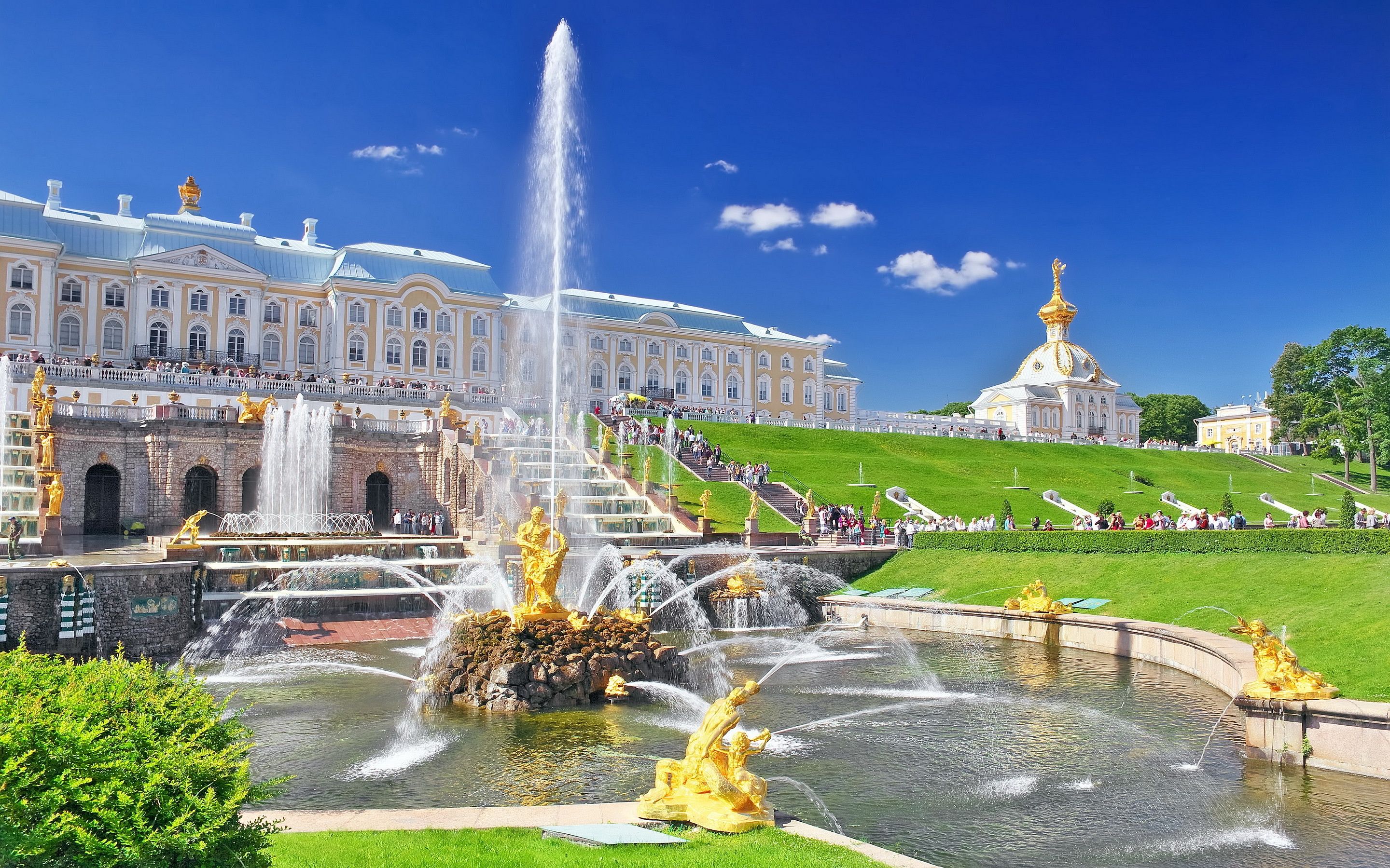 Peterhof – k. Petersburga, Rosja. U podnóża pałacu powstała słynna ...