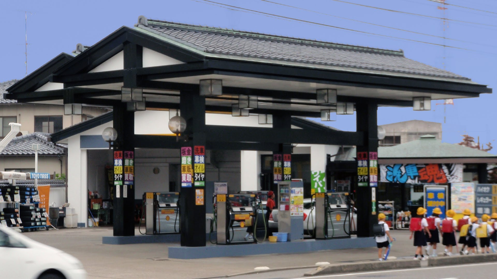 ☆ EXPERIENCING GAS STATIONS IN JAPAN ☆ - YouTube