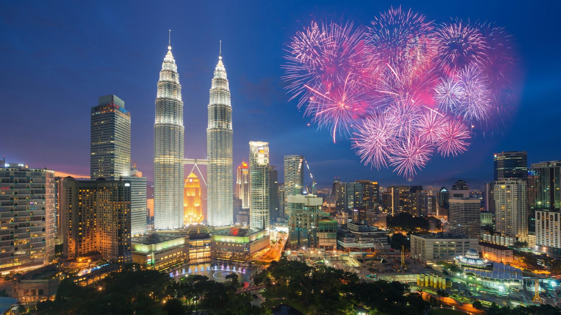 Petronas Twin Towers - Kuala Lumpur, Malaysia Wallpaper | Wallpaper ...