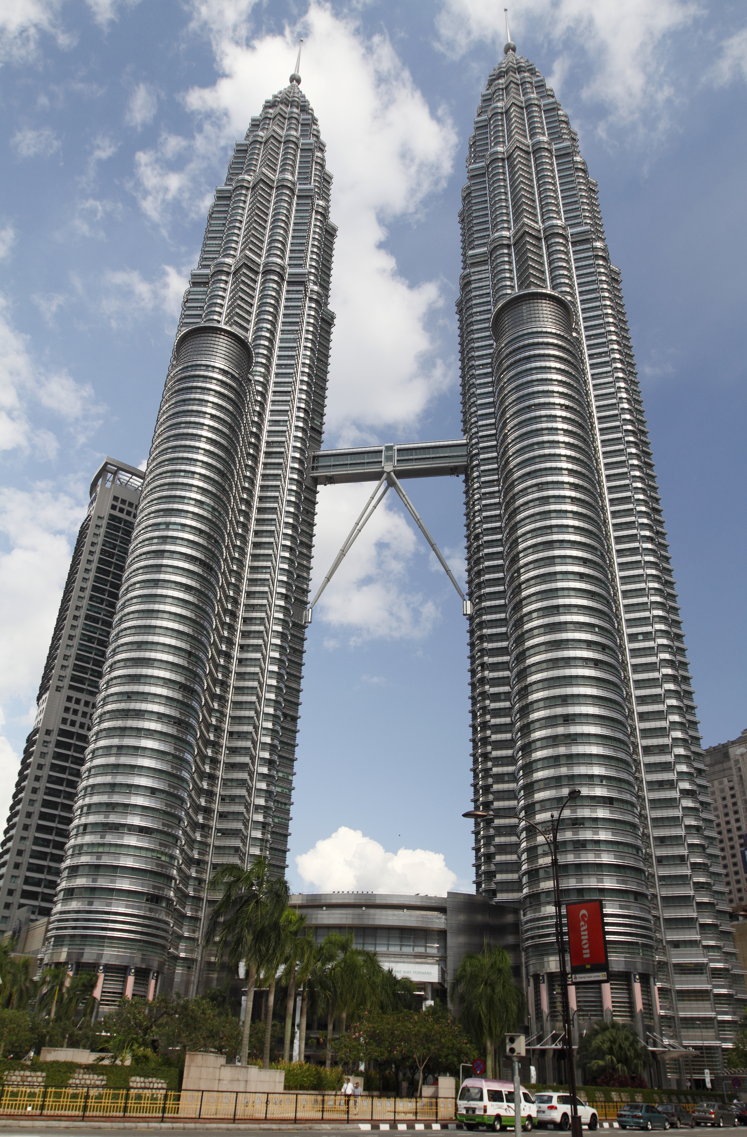 File:Petronas Twin Towers 2010 April.jpg - Wikimedia Commons