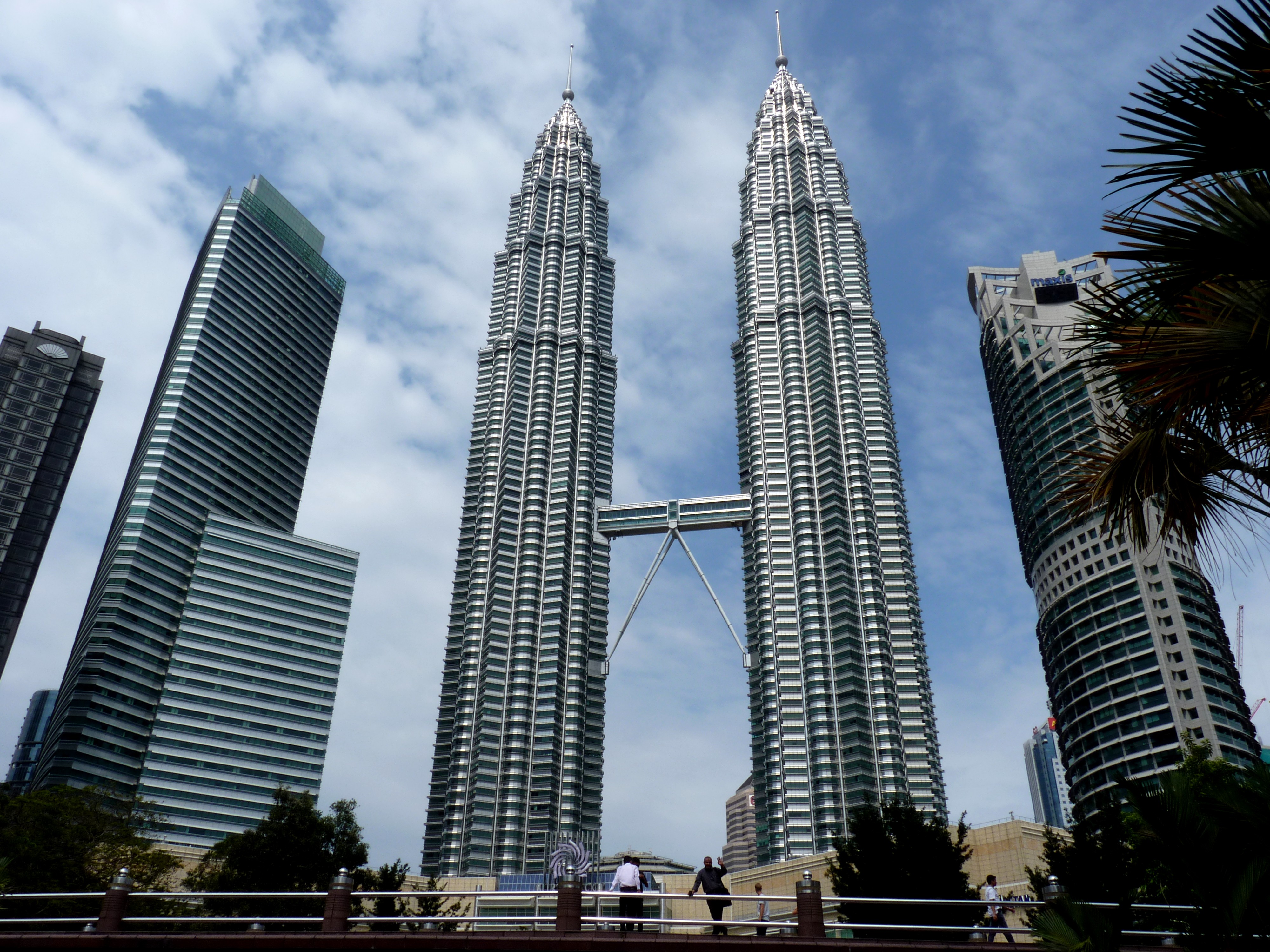 File:The Petronas Twin Towers in Kuala Lumpur (Malaysia).JPG ...