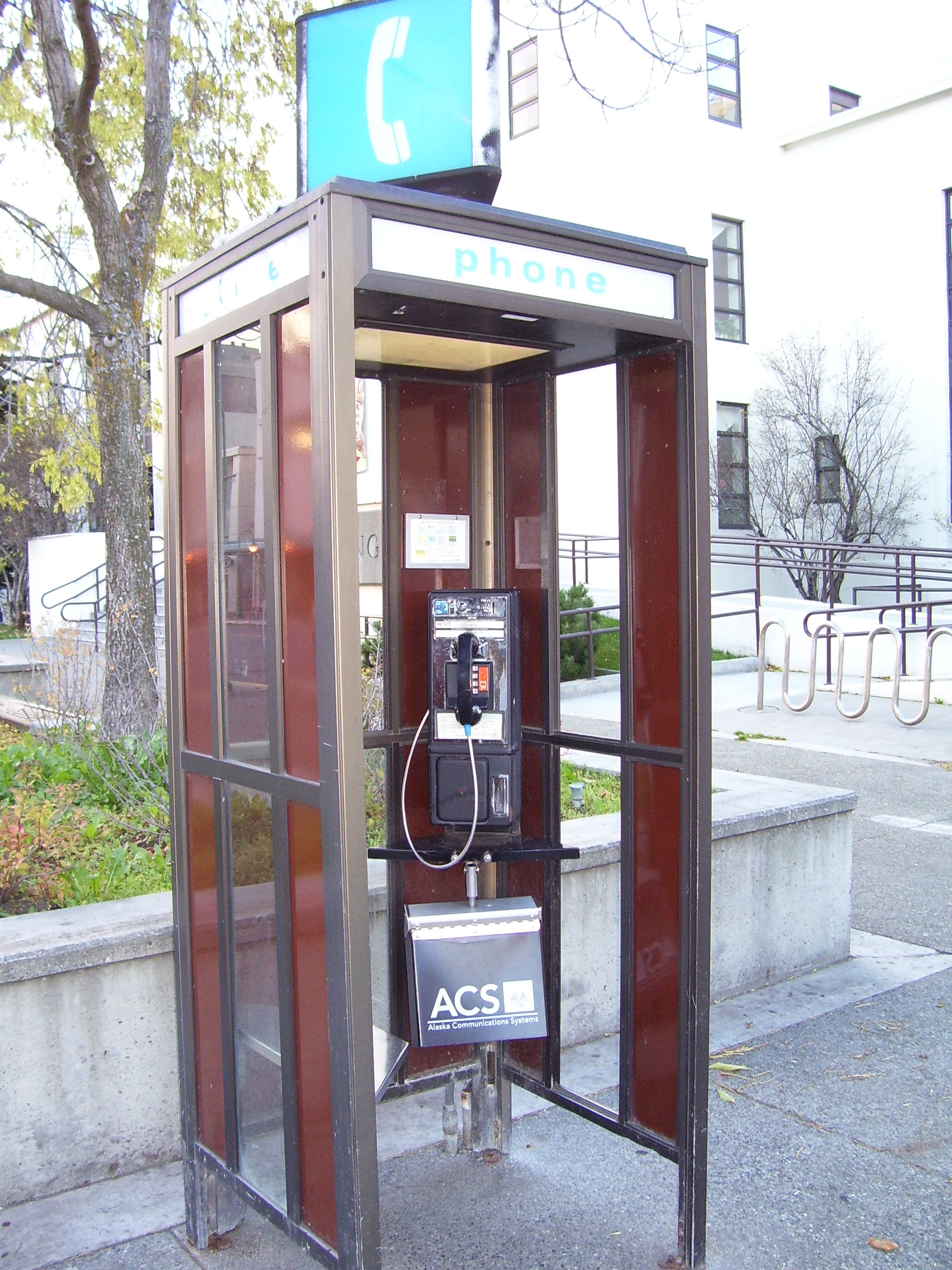 File:Phone booth Anchorage 2006.jpg - Wikimedia Commons