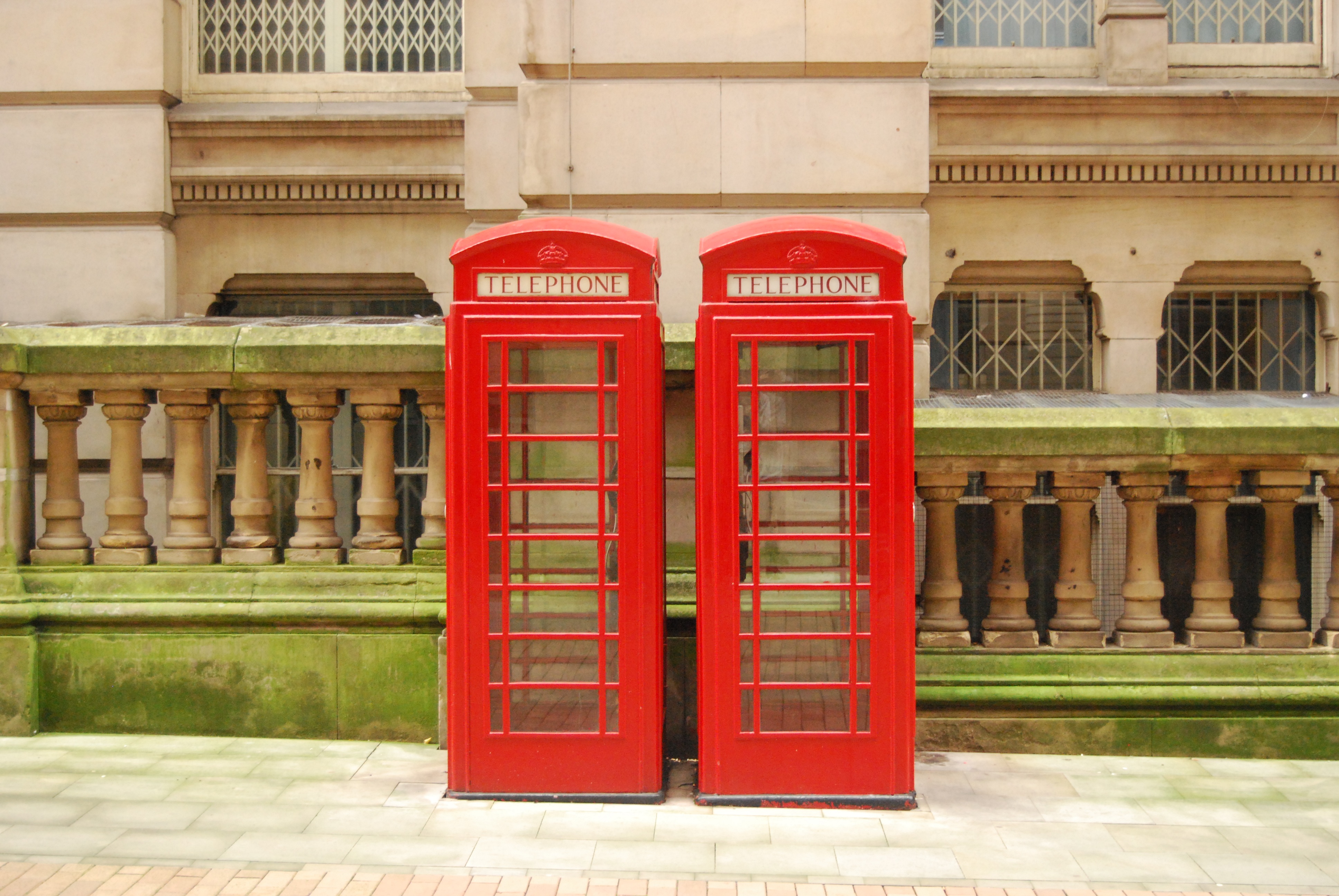 Британия телефон. Красная телефонная будка в Лондоне. Телефонная будка Англия. Телефонная будка в Великобритании. Достопримечательности Лондона телефонная будка.