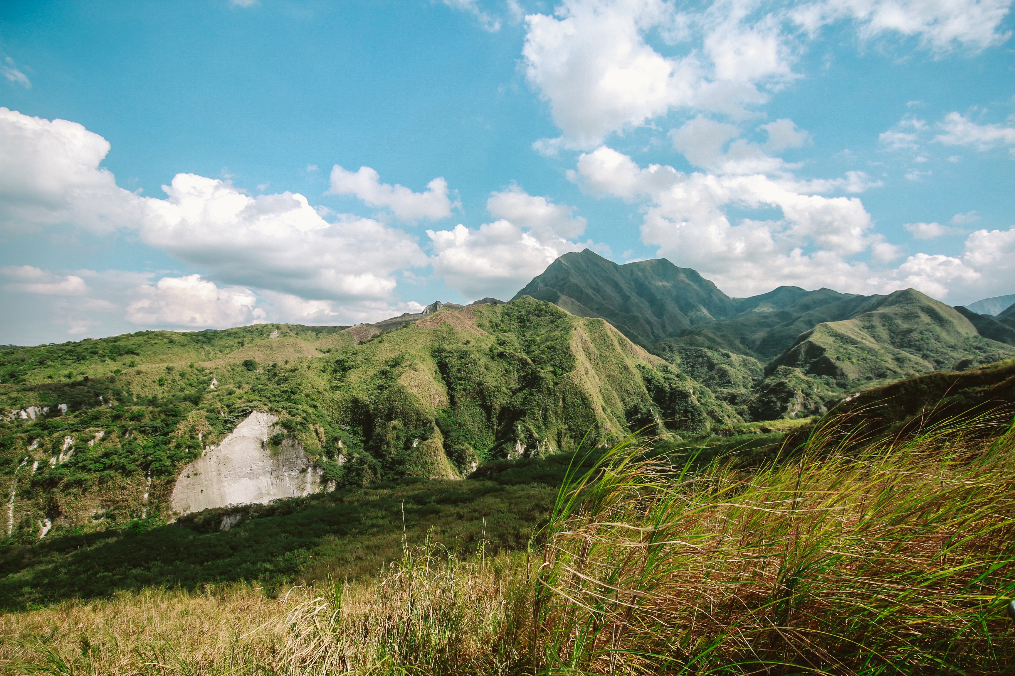 Холм рельеф. Филиппины горы. Горы покрытые травой. Покрытые зеленью горы. Балка в природе.