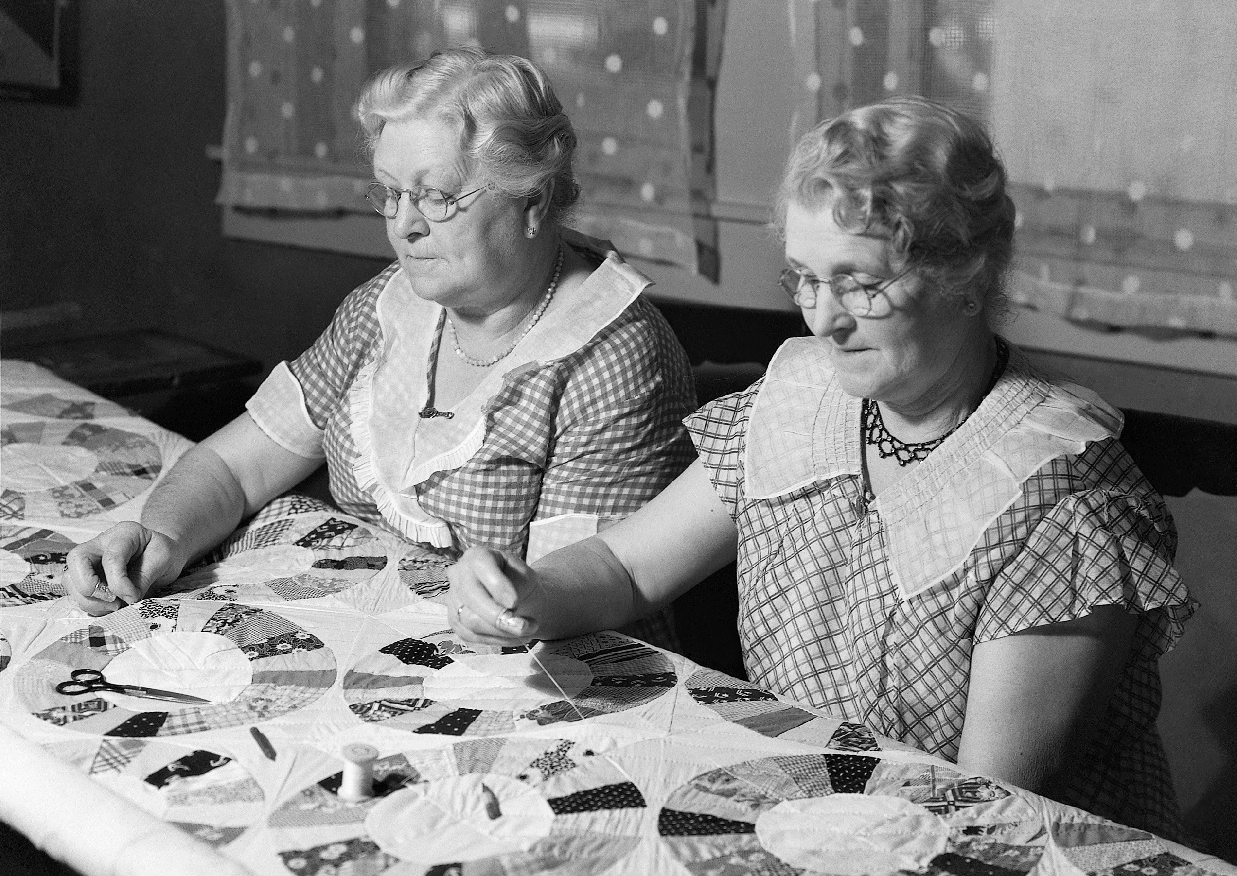 Толстая бабушка ретро. Пэчворк в 20 веке. Мировая бабушка рукоделие. Женщины войны шьёт. Ретро фотография женщина пирог.