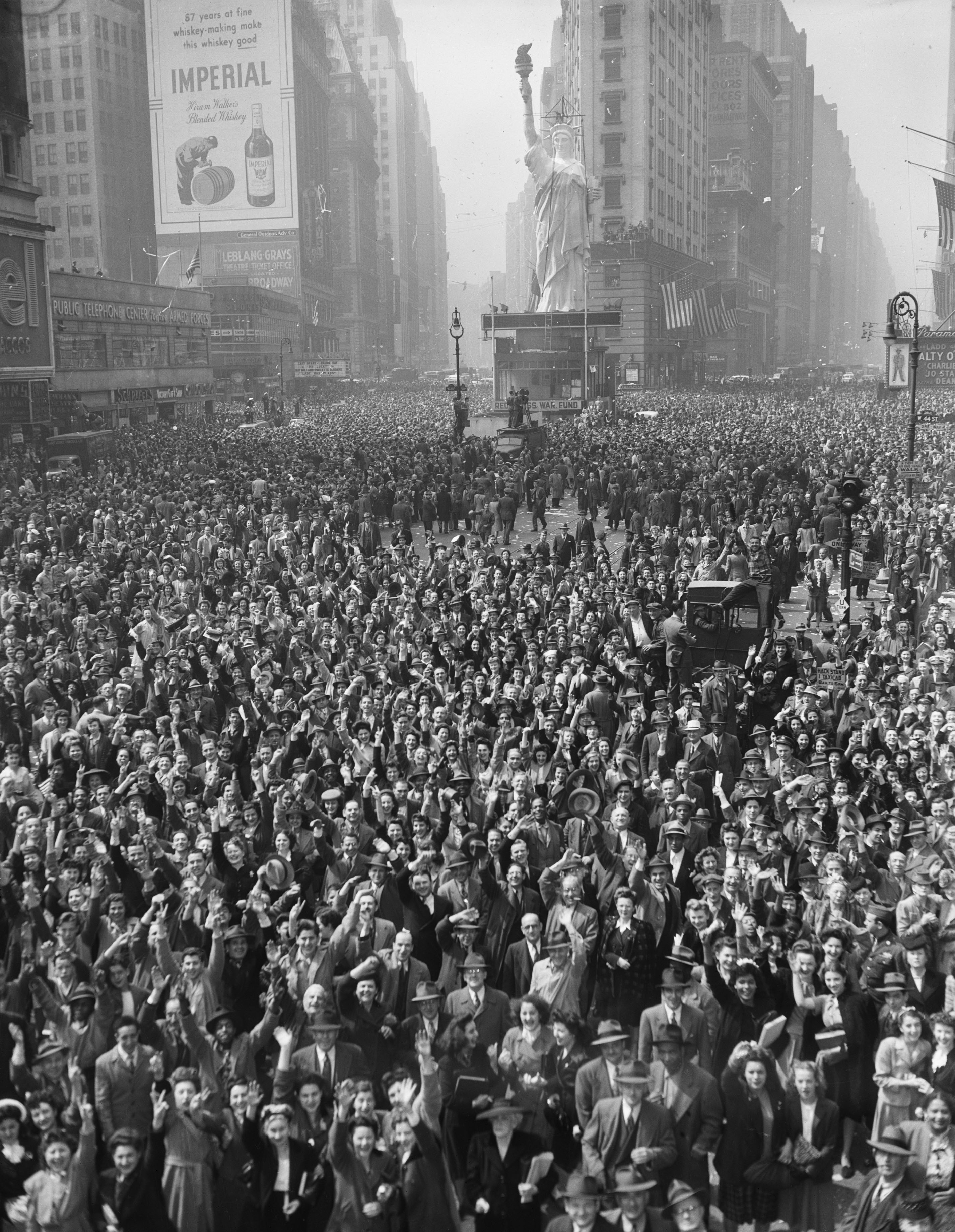Толпа людей 20 век