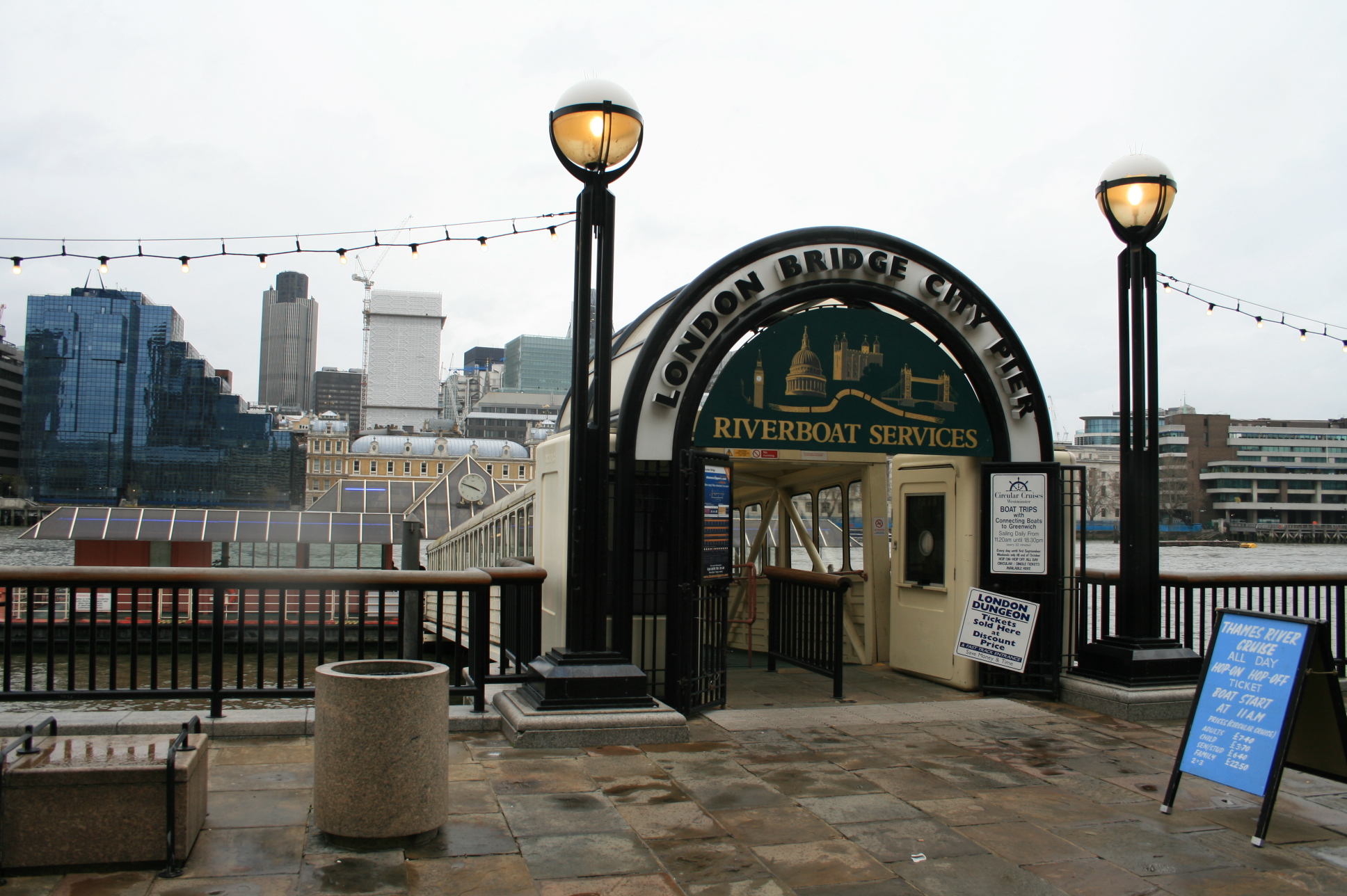 File:London Bridge City Pier 3.jpg - Wikimedia Commons
