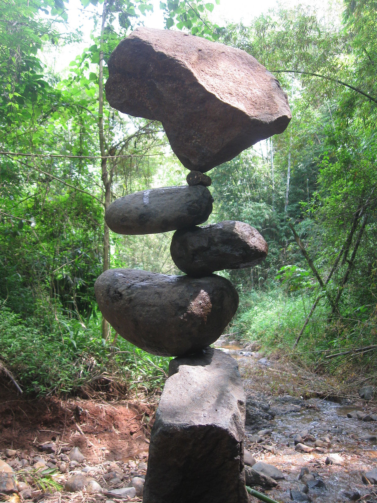 Rock balancing - Wikipedia