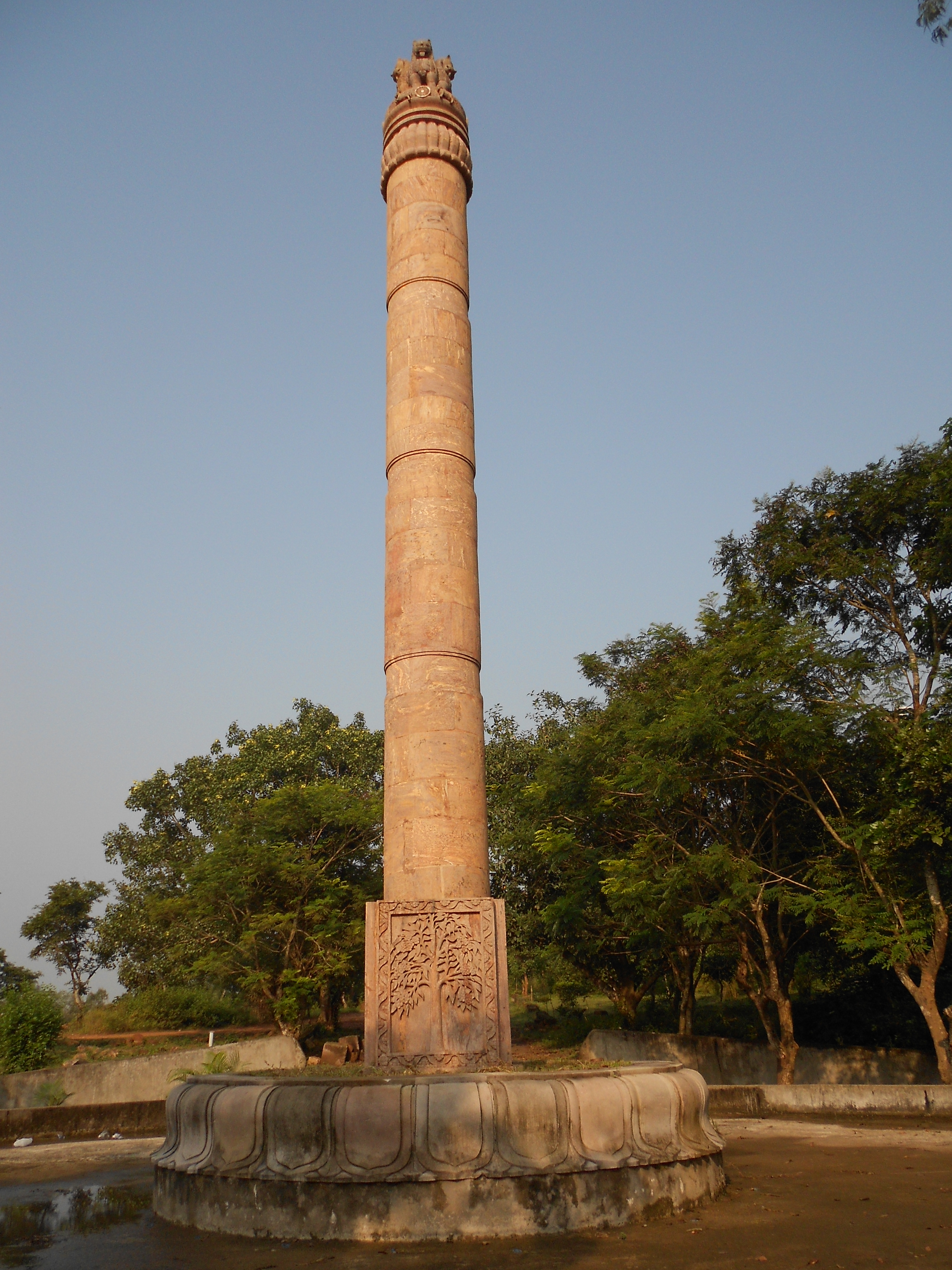 File:Lion Pillar on the way to the Dhauli Giri.JPG - Wikimedia Commons