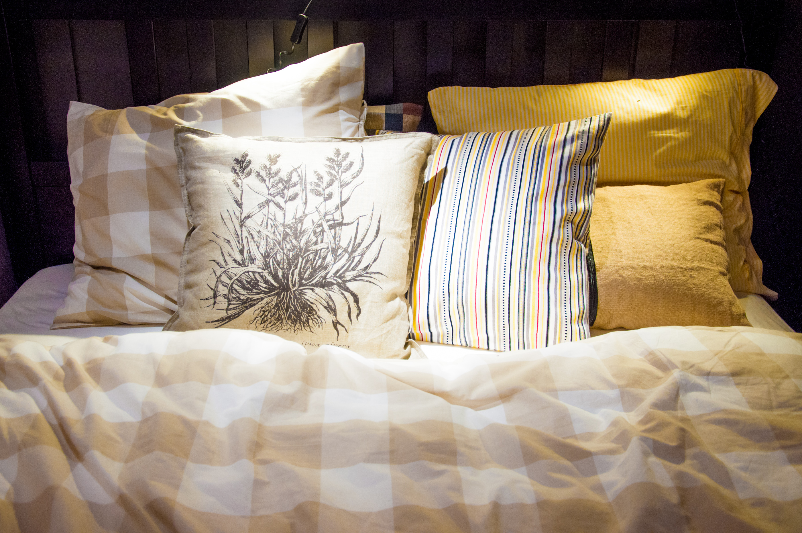 pillows on a bed, Apartment, Shiny, Motel, Night, HQ Photo