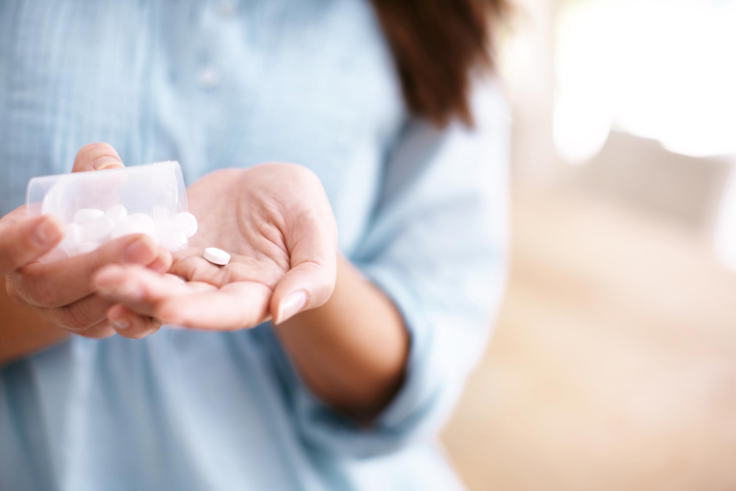 The Danger of Swallowing Pills Without Water | Reader's Digest