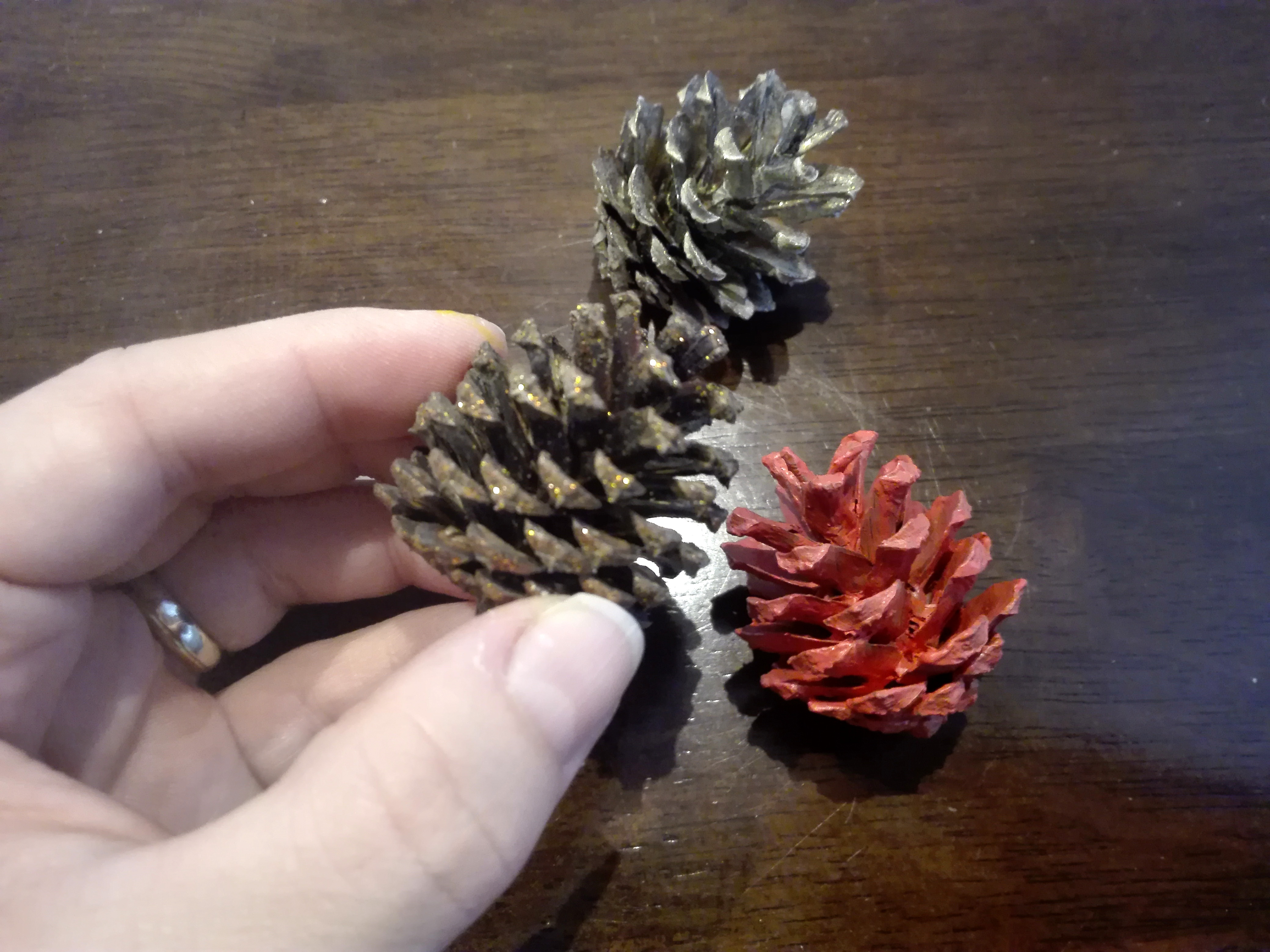 Fall crafts for kids: Pinecone figures - Our Swiss experience