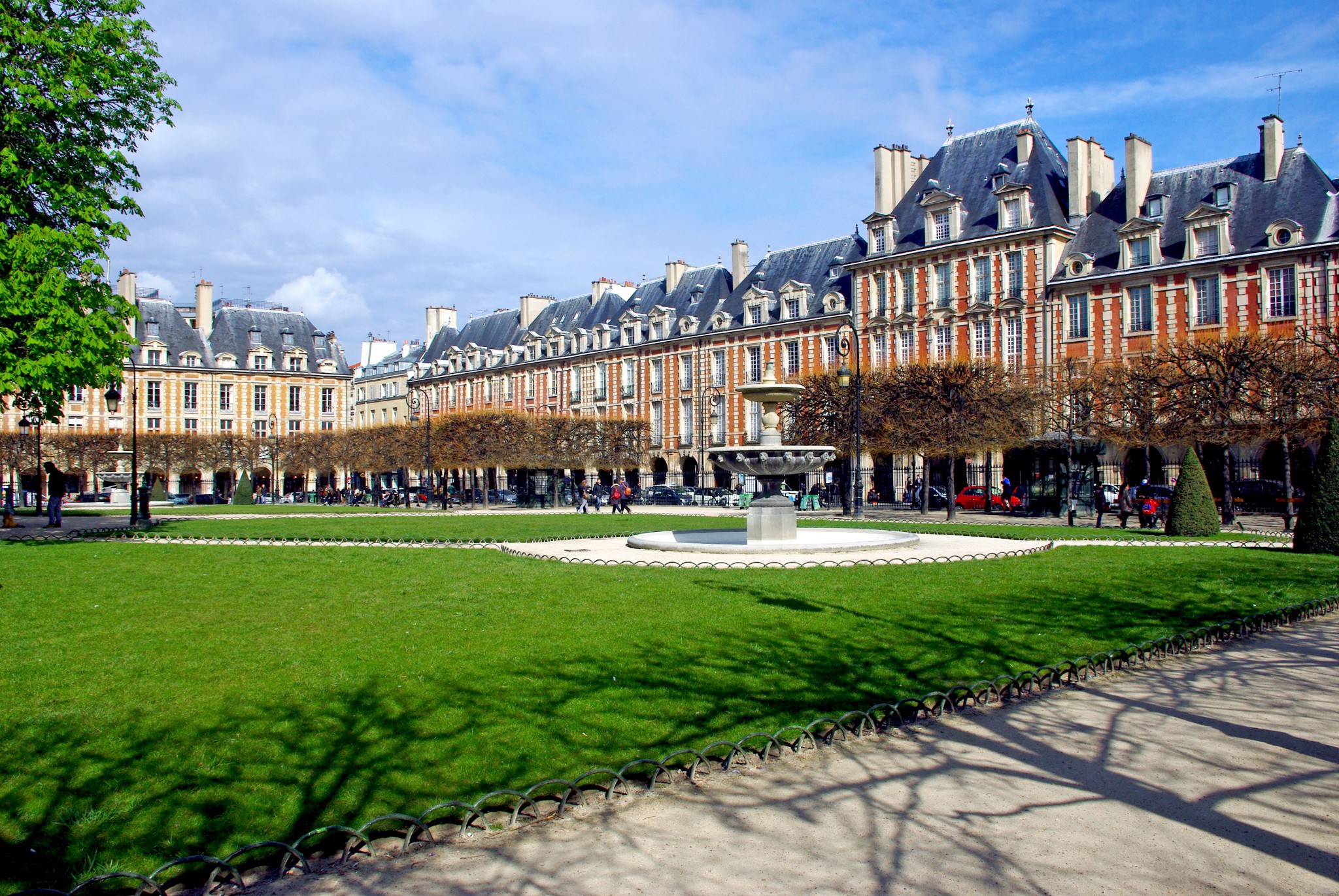 Saturday morning on the Place des Vosges - French Moments