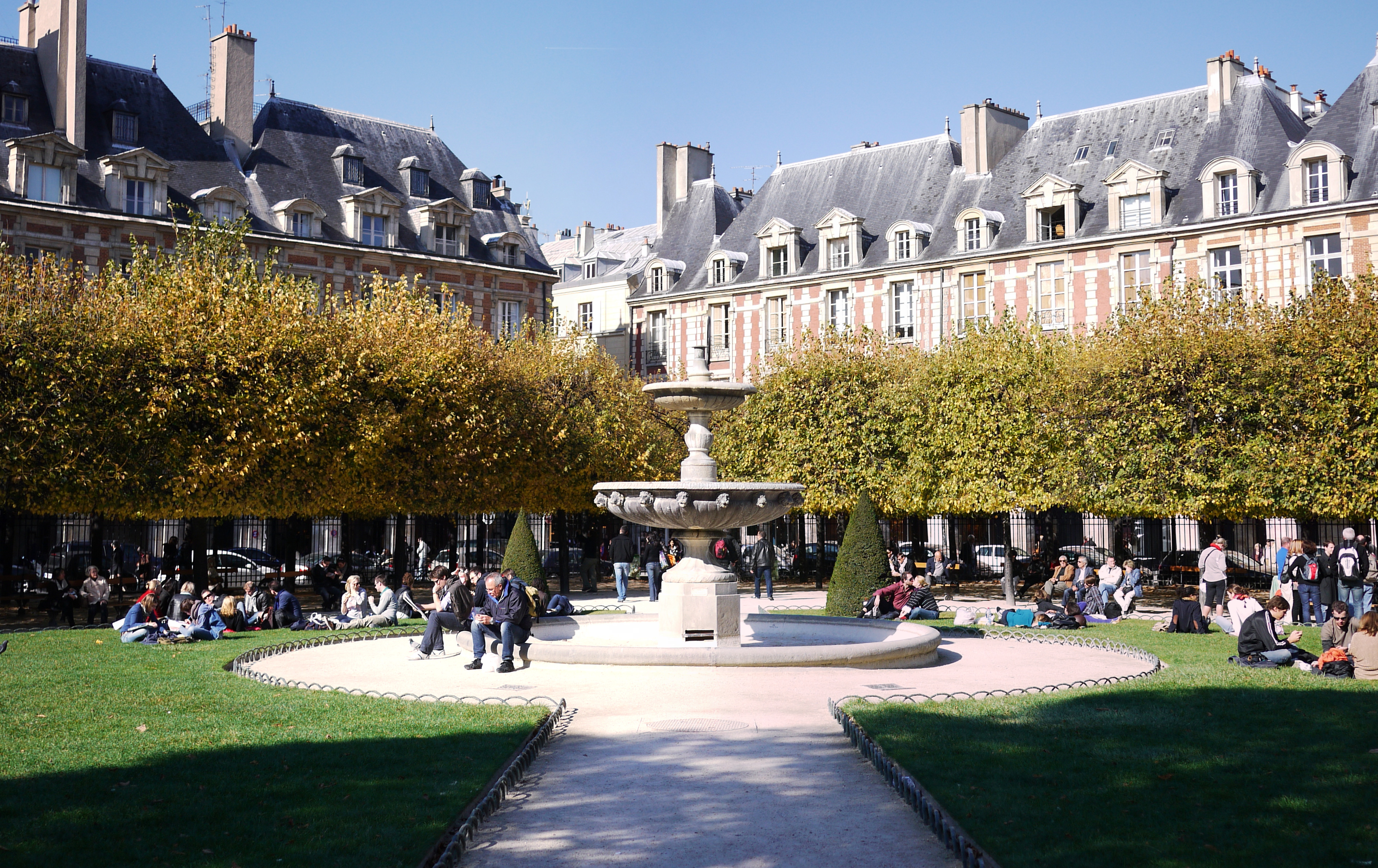 File:Places des Vosges, Paris - NW Fountain.jpg - Wikimedia Commons