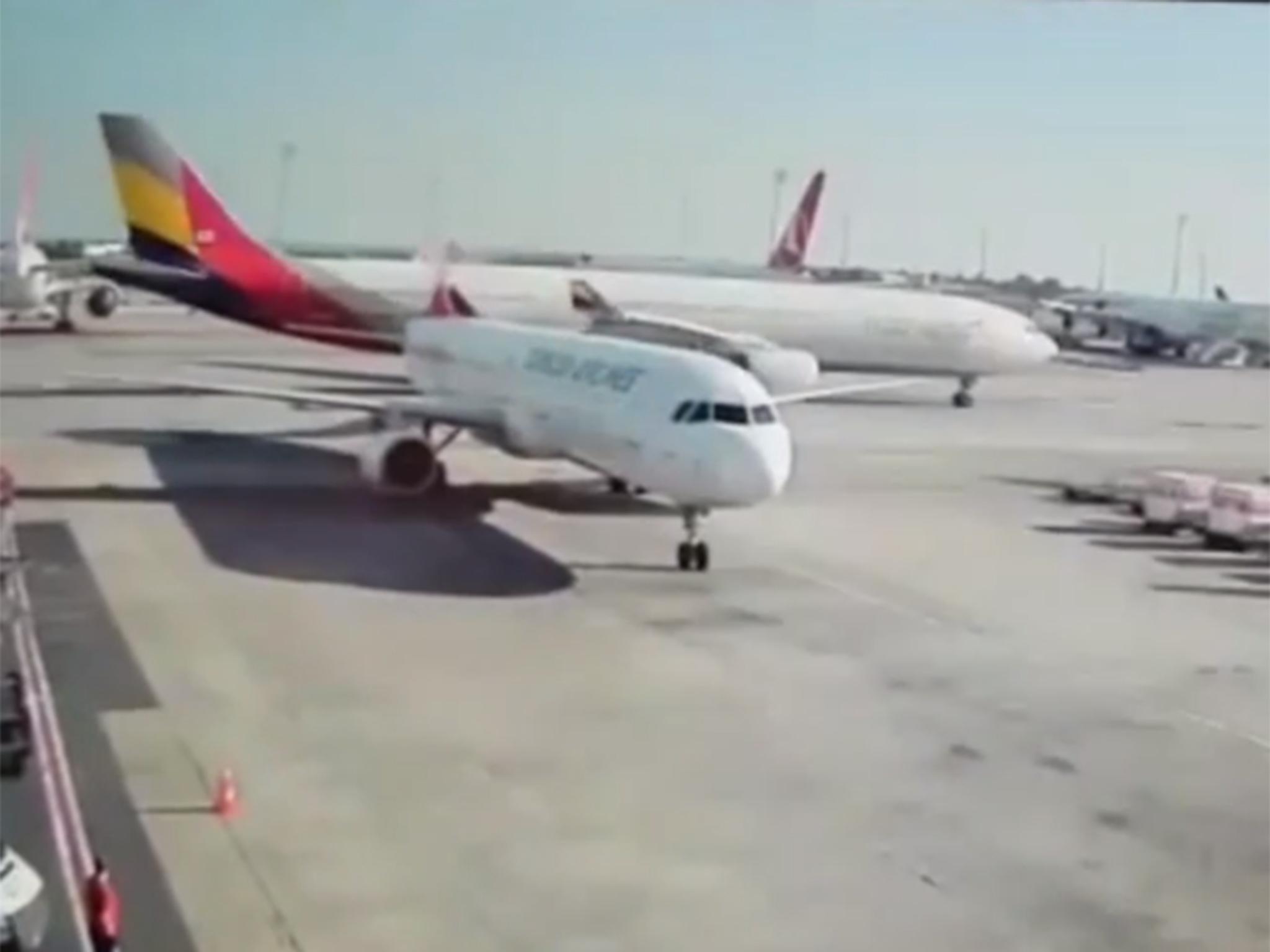 Footage shows moments two plane collide with each other in Istanbul ...