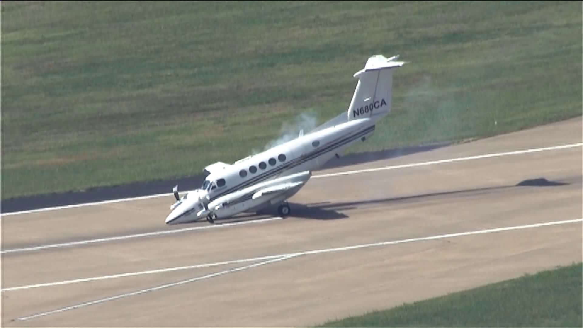 Video shows plane landing at Oklahoma airport after nose gear fails ...