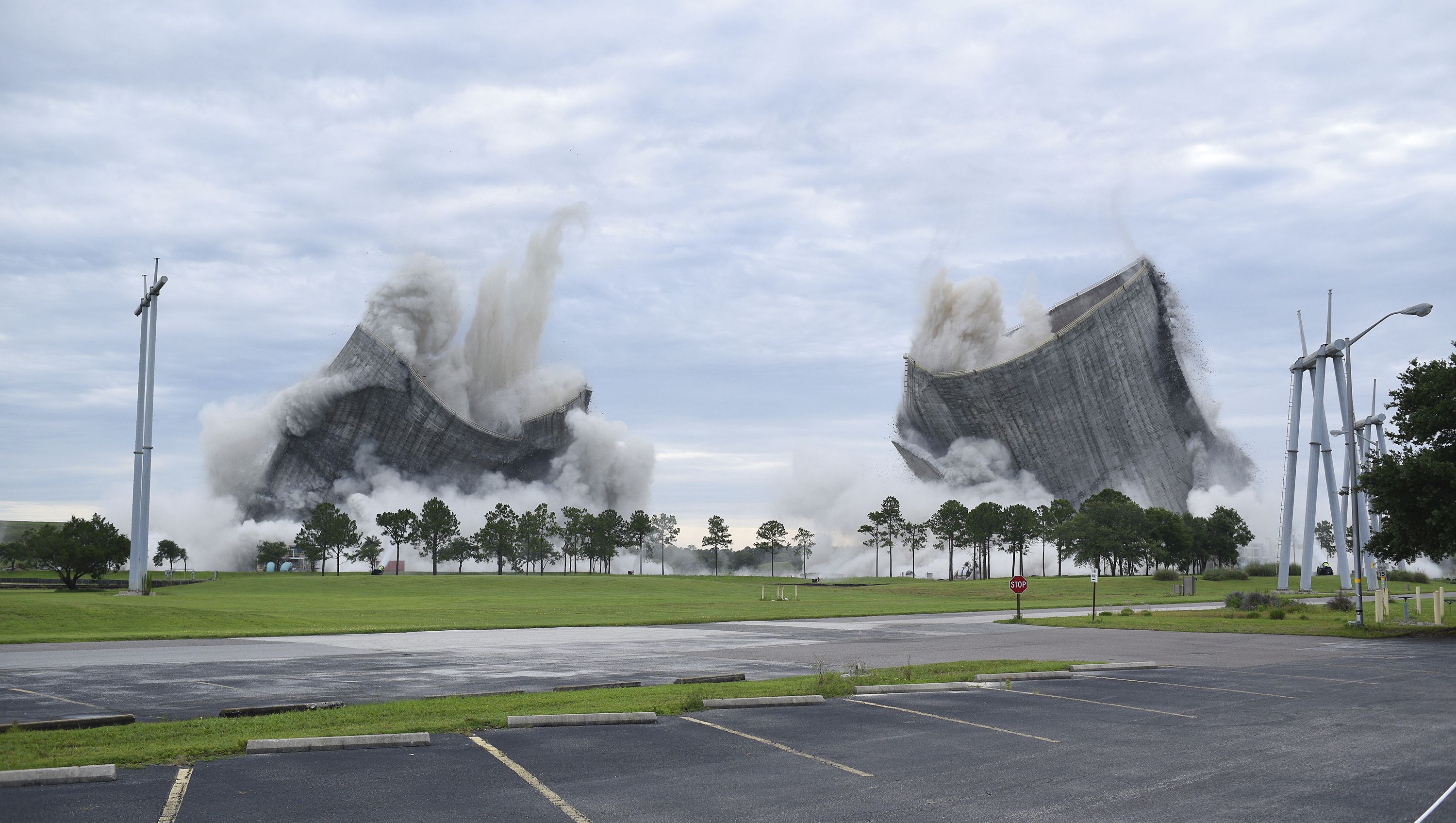 Spectacular implosion brings down cooling towers at Florida plant