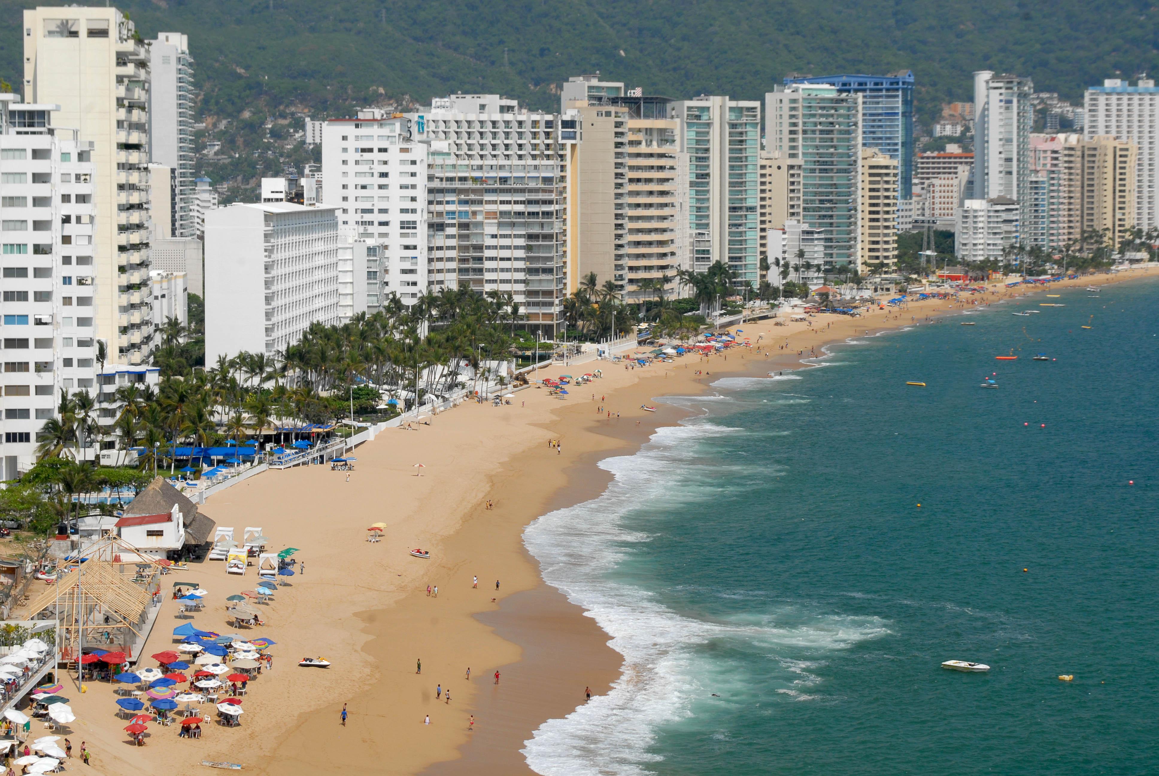 Localizan cadáver flotando en playa de Acapulco - Acapulco News